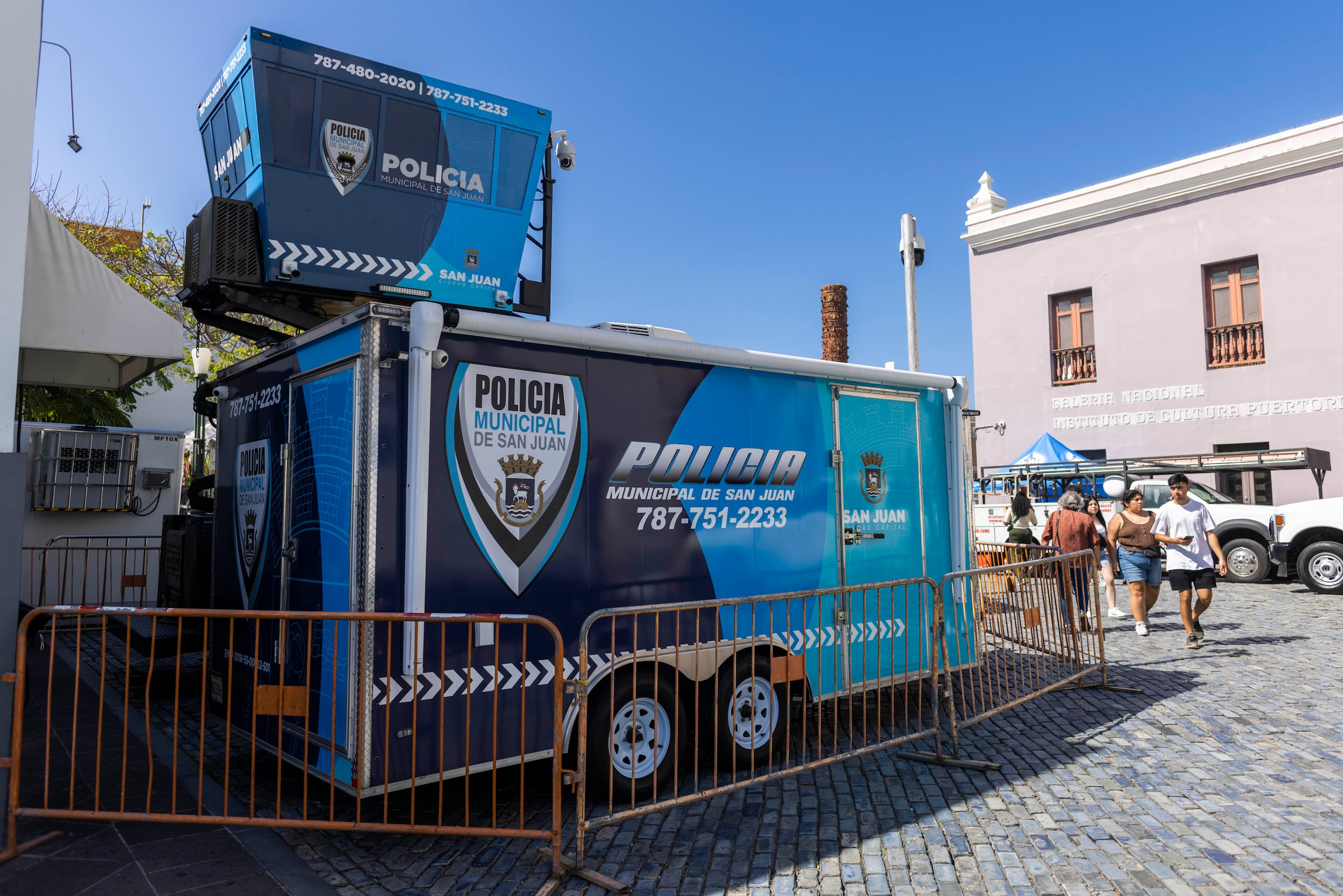 Cerca del Cuartel de Ballajá se instaló un cuartel rodante de la Policía Municipal de San Juan.