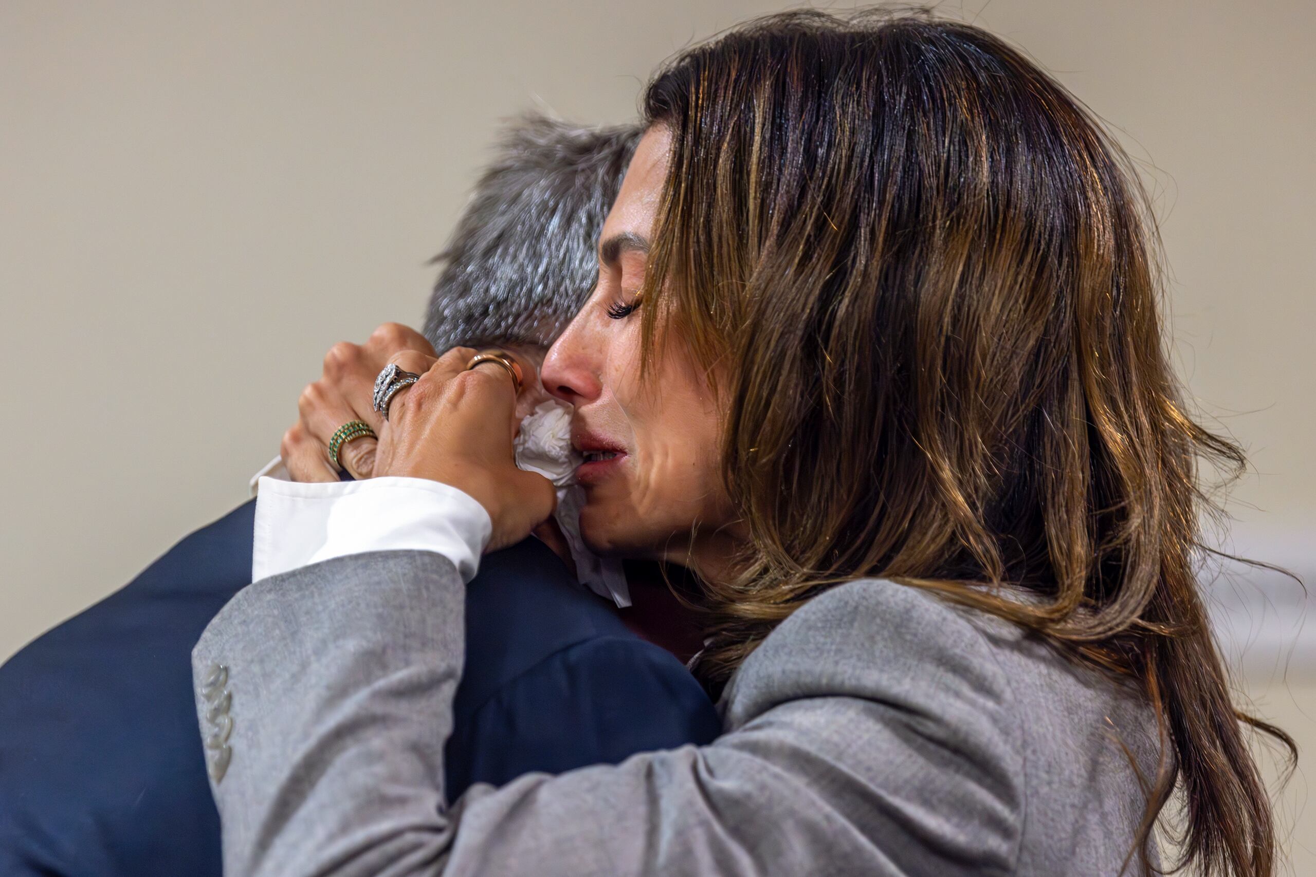 Alec Baldwin abraza a su esposa Hilaria, luego que una juez de Nuevo México desestimara los cargos por homicidio involuntario en su contra, tras determinar que la fiscalía ocultó evidencia.