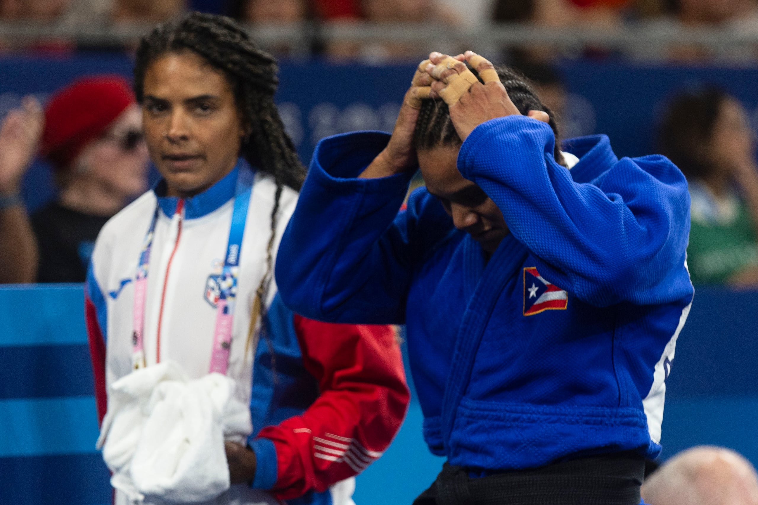 María Pérez sale del área de competencia sin poder creer el desenlace. Al fondo su entrenadora, Jessica García, quien estuvo en desacuerdo con la apreciación del árbitro.