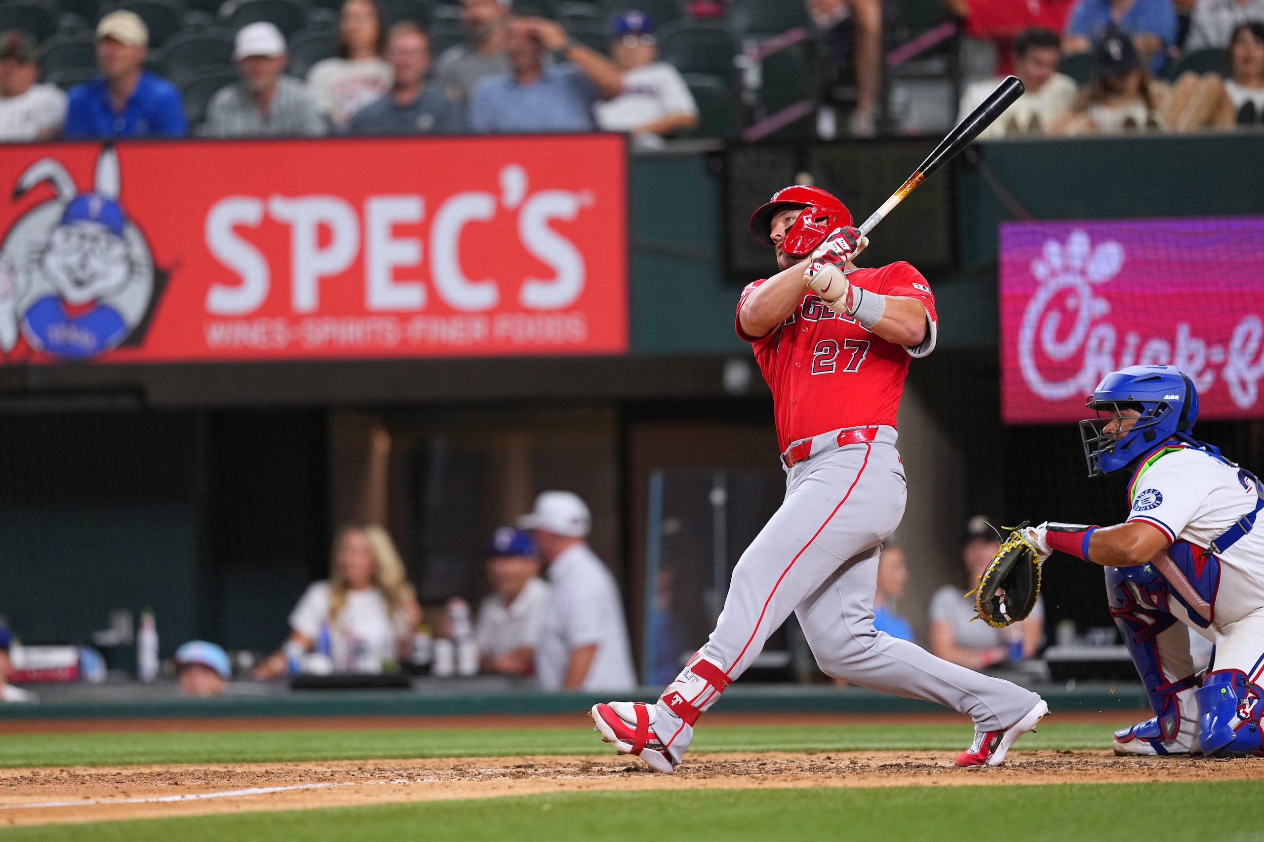 Mike Trout observa la pelota desaparecer tras sacudir un cuadrangular.