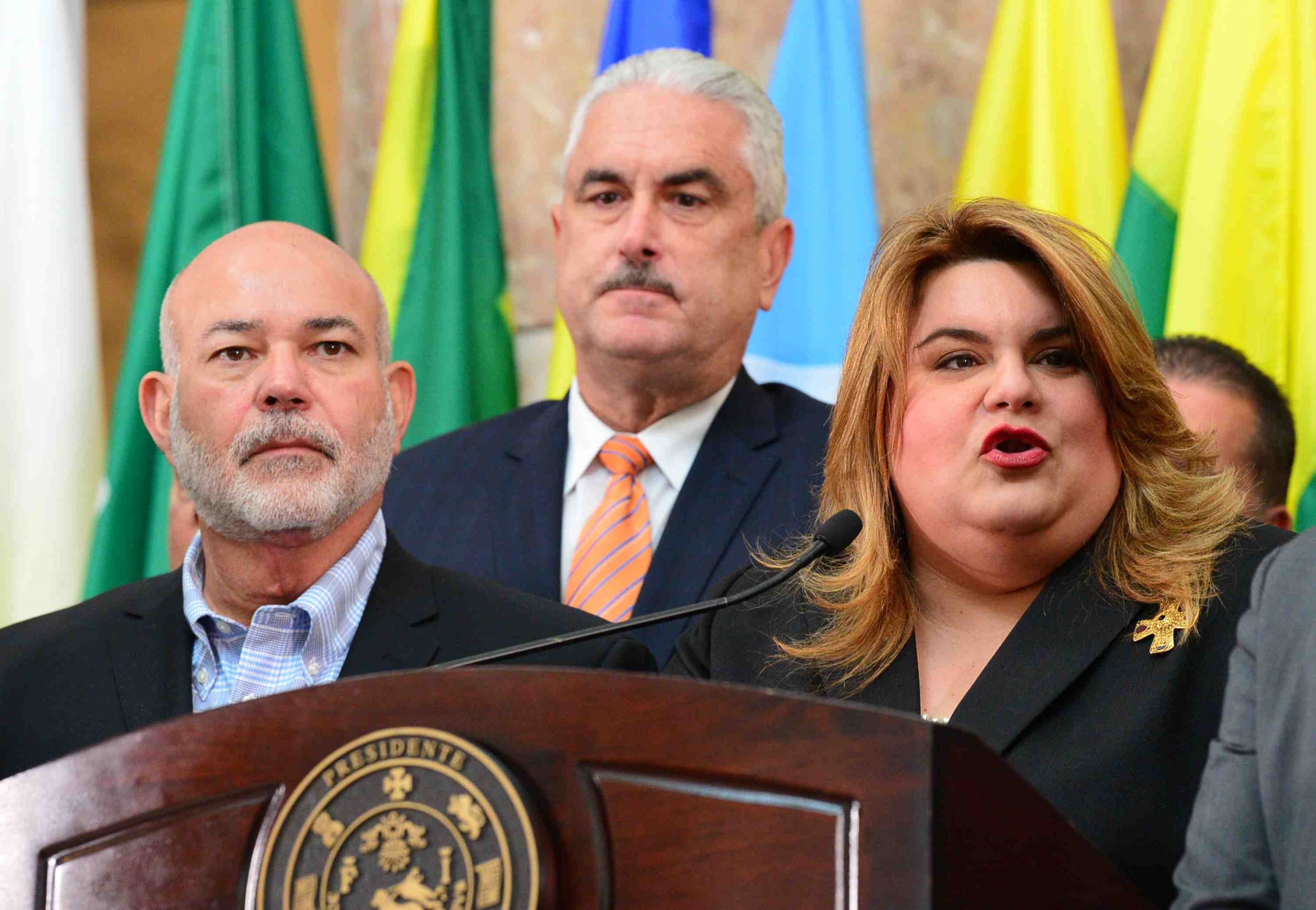 Carlos "Johnny" Méndez, Thomas Rivera Schatz y Jenniffer González (de izq. a der.) contestaron preguntas de los medios durante una conferencia de prensa ofrecida hoy, jueves.