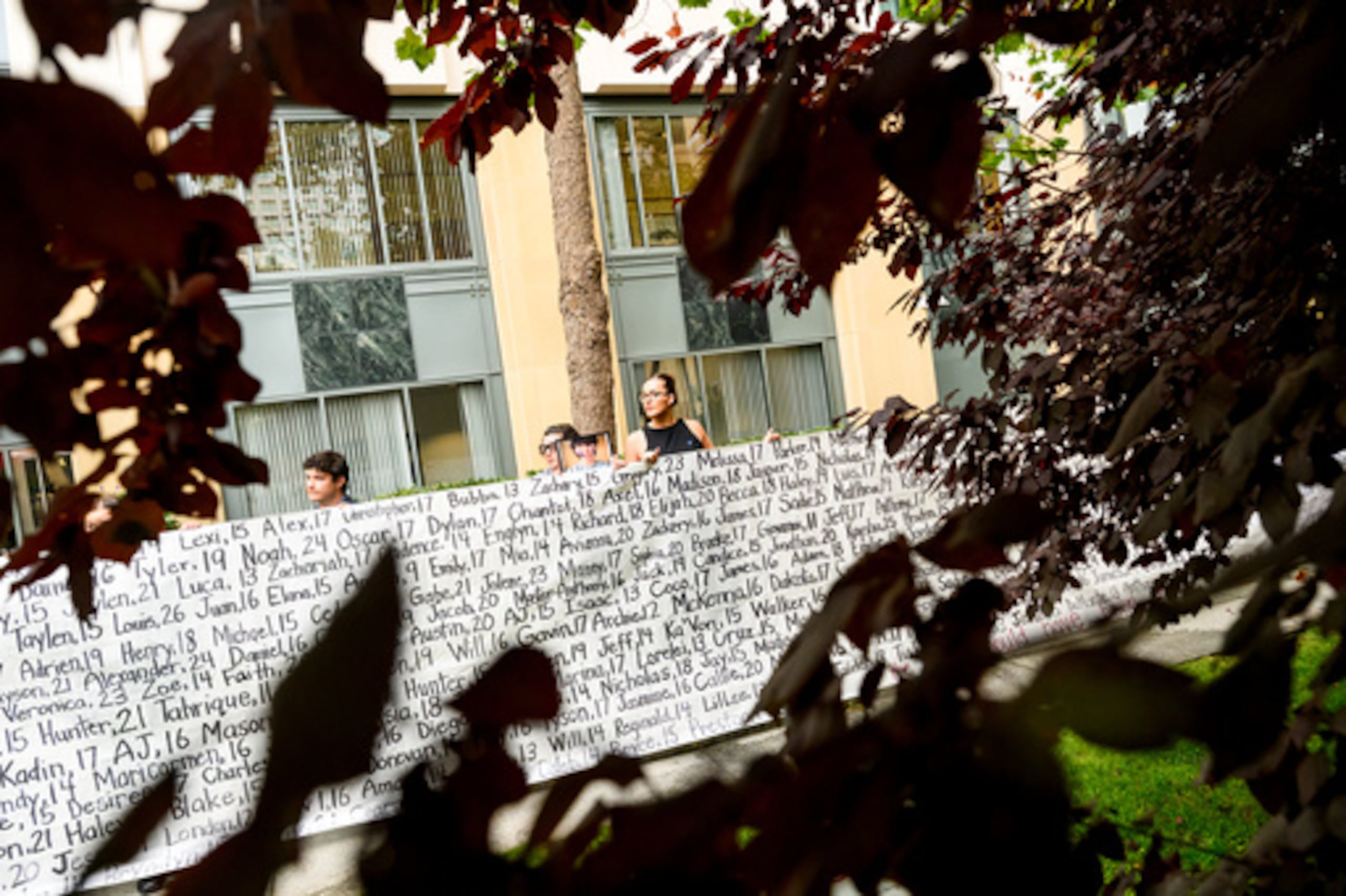 Lennon Torres, de Heat Initiative, sostiene una pancarta con los nombres de los jóvenes que, según los defensores de esta causa, fallecieron como consecuencia de las redes sociales, frente al Edificio Federal Ronald V. Dellums y el Palacio de Justicia de los Estados Unidos, el martes 18 de agosto de 2026, en Oakland, California. (Foto AP/Noah Berger)