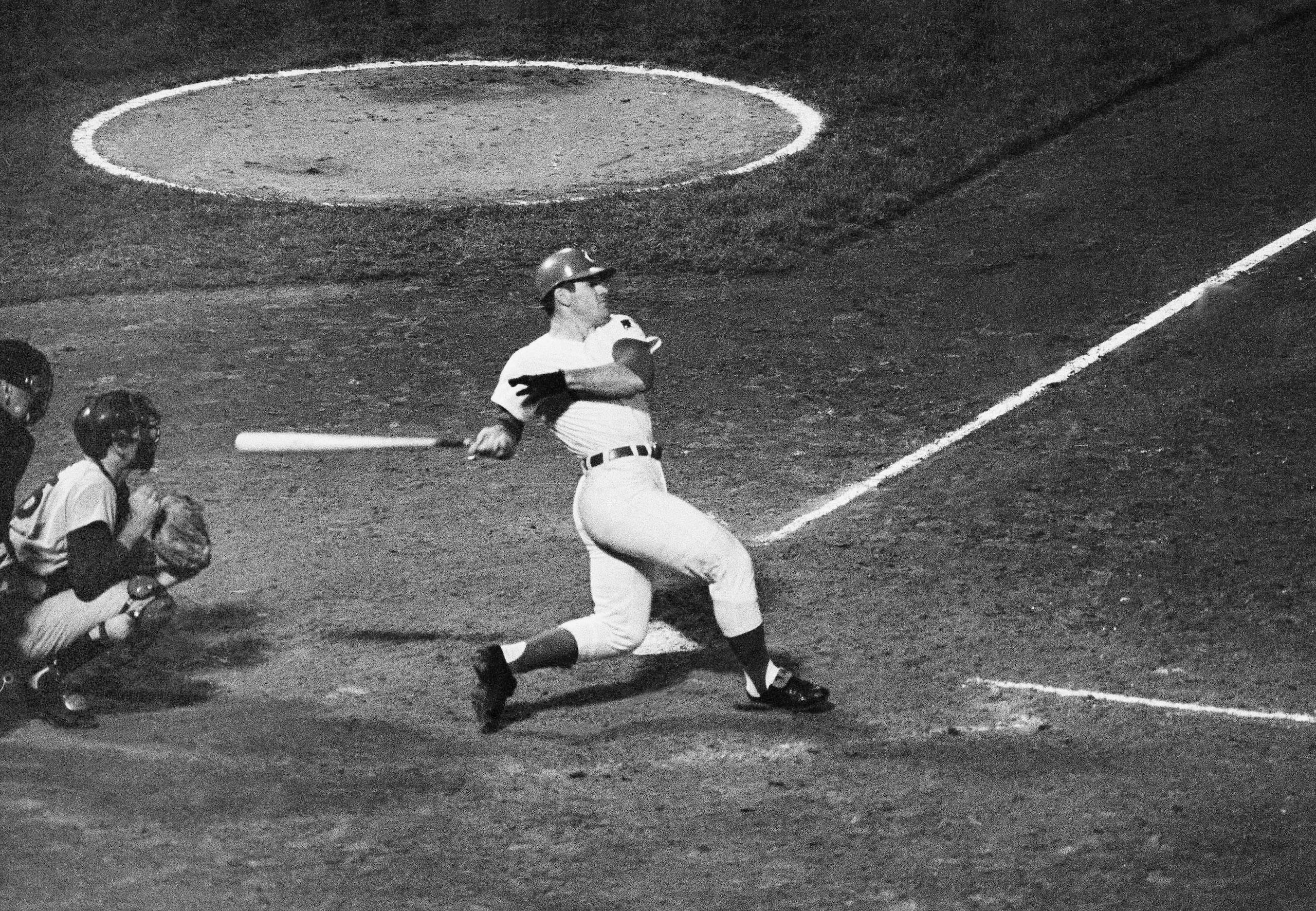 Pete Rose, en su tiempo con los Reds de Cincinnati, observa la pelota volar hacia las gradas del jardín derecho en la cuarta entrada de un partido contra los Dodgers, en Cincinnati, el 24 de septiembre de 1969.
