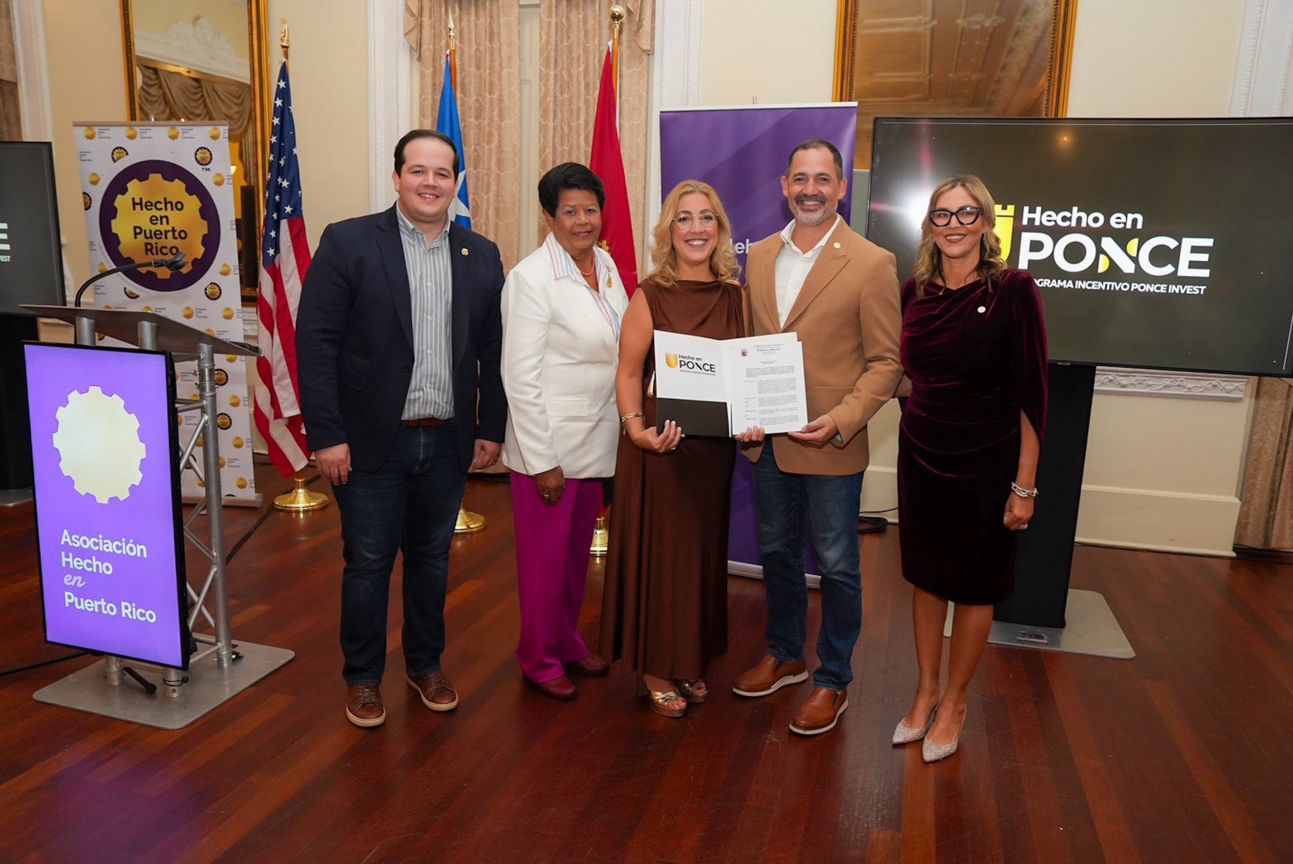 El presidente de la Asociación Hecho en Puerto Rico, Mateo Cidre; y la alcaldesa de Ponce, Marlese A. Sifre Rodríguez, en la aprobación ordenanza municipal por parte de la Legislatura Municipal de Ponce.