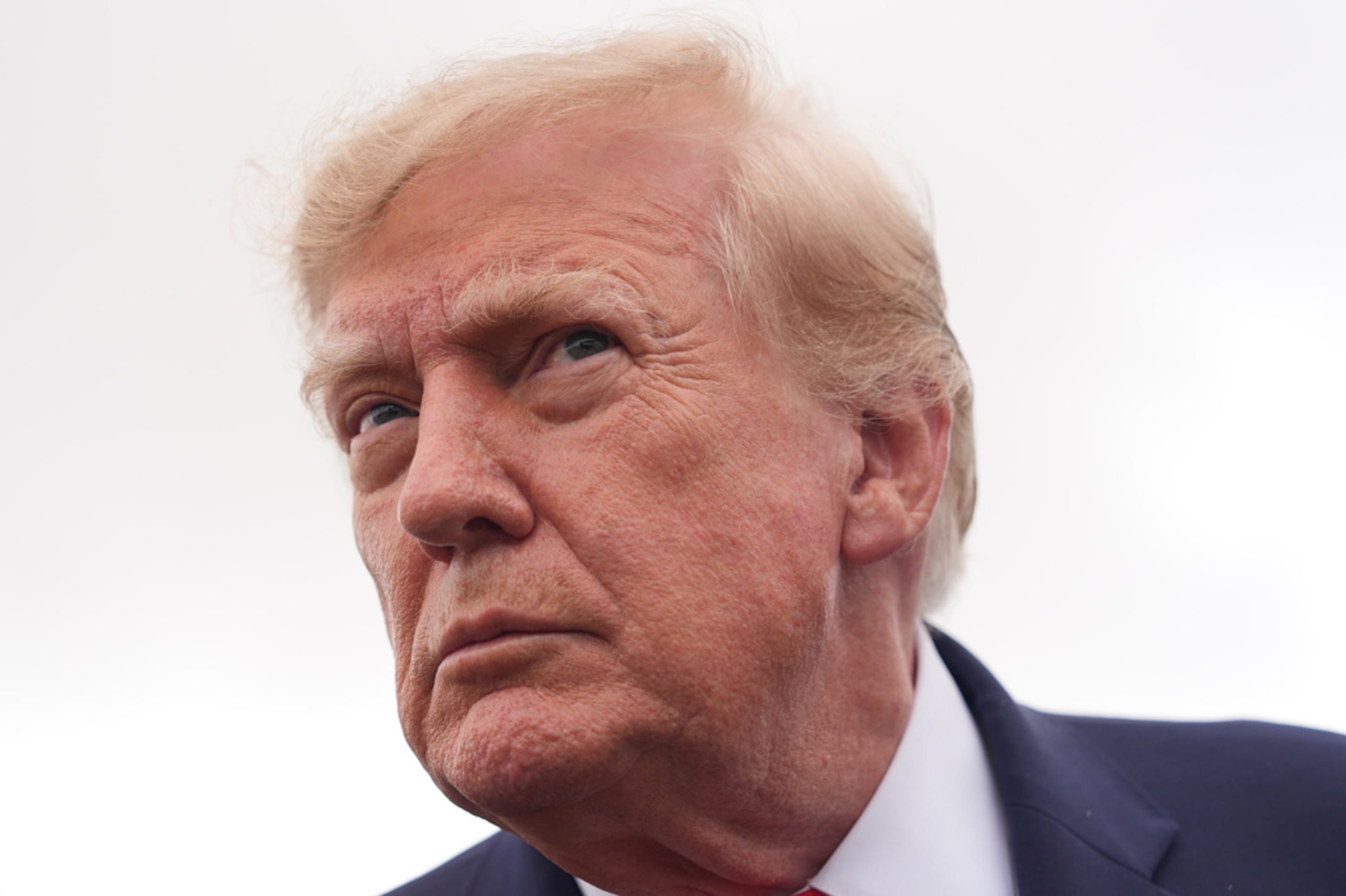 El presidente Donald Trump habla con periodistas a su llegada al Air Force One al Aeropuerto Internacional Dallas-Fort Worth, el 1 de octubre de 2026, en DFW Airport, Texas.