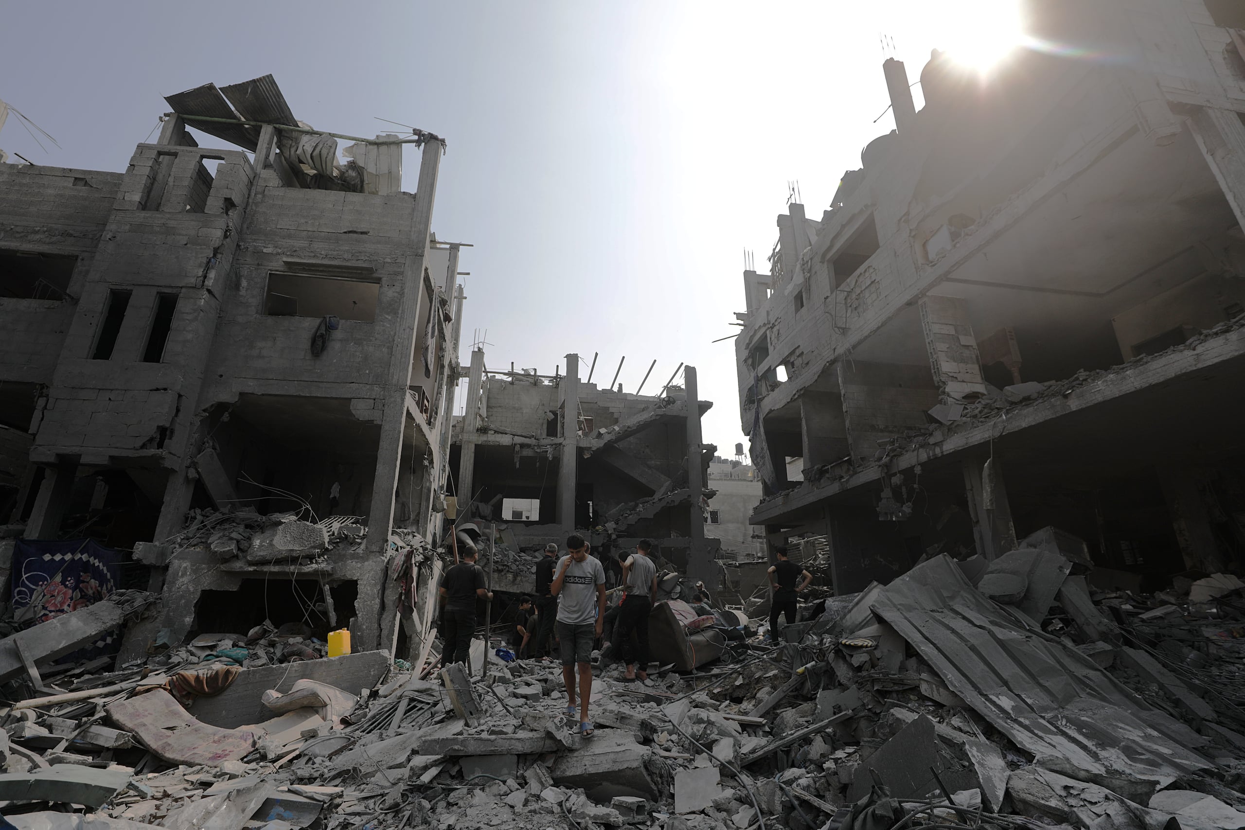 Palestinos buscan cuerpos y supervivientes entre los escombros en el norte de Gaza.
