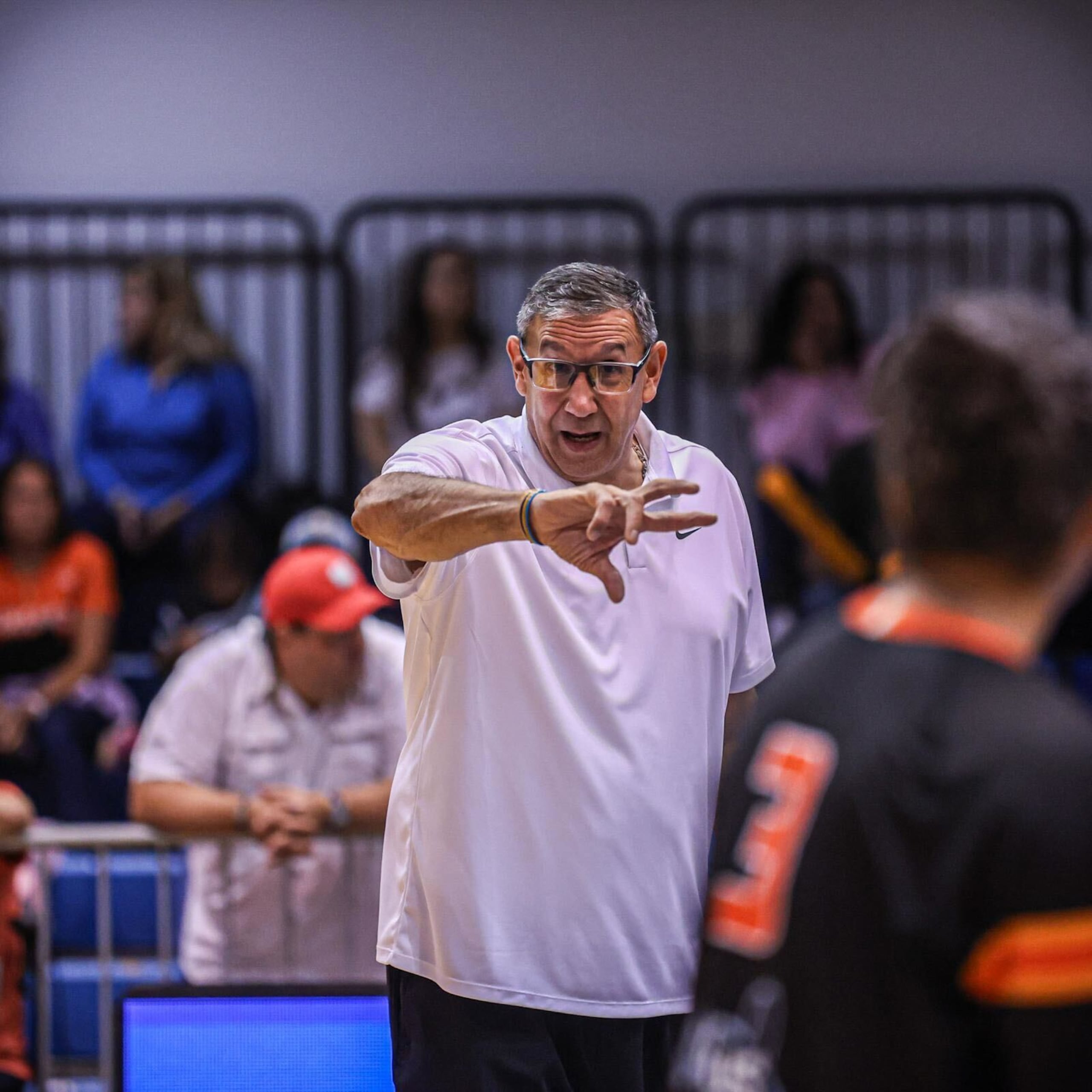El exjugador Luis "Feñito" Rodríguez es el actual dirigente del Colegio Adianez, vigente campeón nacional de voleibol escolar.