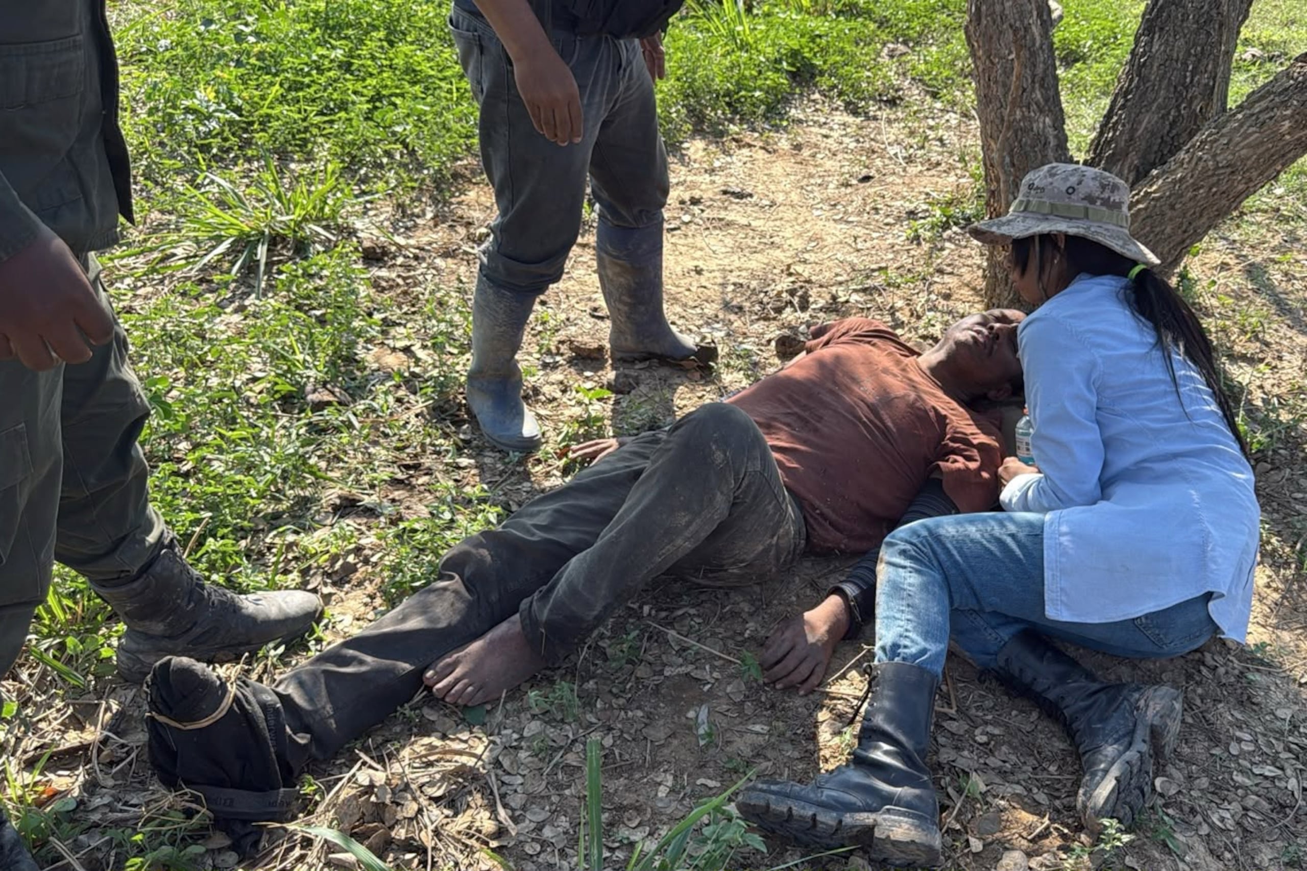 Fotografía cedida por la Fiscalía General del Estado de Bolivia, que muestra el operativo de rescate del fiscal departamental de Beni, Alexander Mendoza (c), quien fue encontrado con vida después de sufrir un accidente aéreo la semana pasada, después de que la avioneta en la que viajaba junto a otras tres personas cayera en la región amazónica de Beni, en el noreste del país. (EFE/ Fiscalía General del Estado de Bolivia)