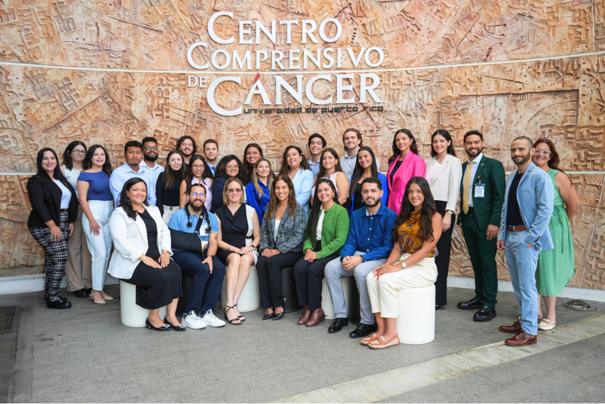 Jóvenes de Puerto Rico y Estados Unidos participan de programa de estudios intensivos en el Centro Comprensivo de Cáncer.