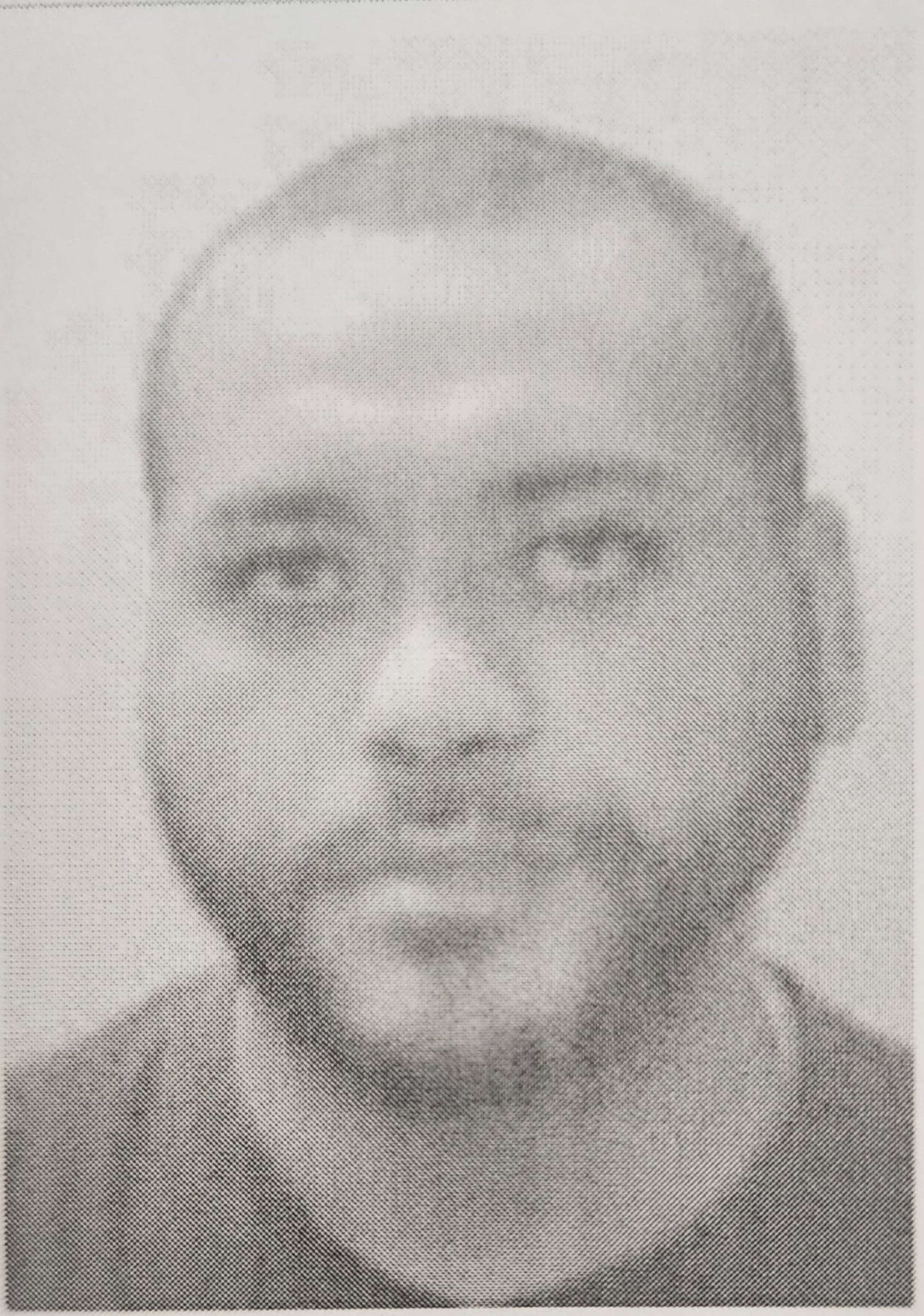 Contra Rivera Reyes se expidió una orden de arresto con una fianza ascendente a $100 mil por los delitos imputados.