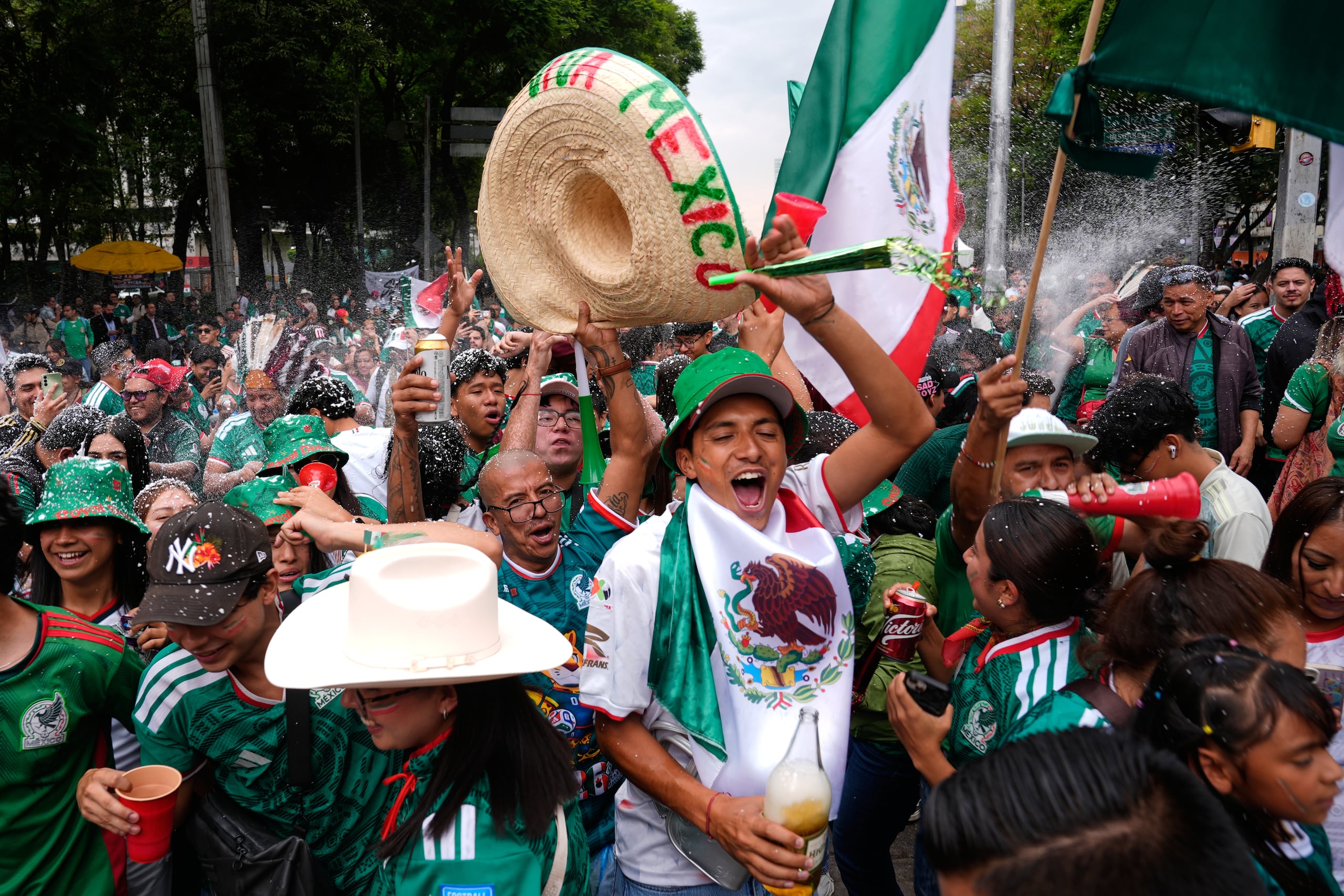 Aficionados al fútbol se entusiasman en una fiesta para ver los partidos de México en la calle. La imagen, lamentablemente, no se da en todo el país por culpa del crimen.