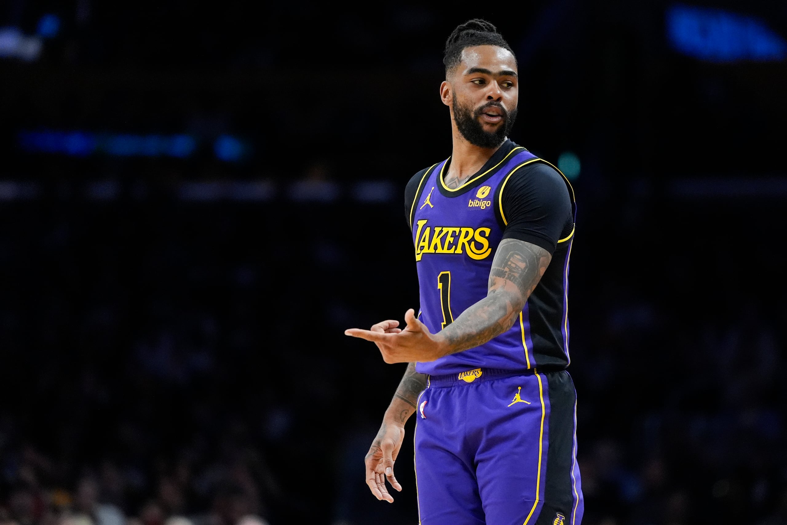 D'Angelo Russell, armador de los Lakers de Los Ángeles, delebra después de una jugada de tres puntos contra los Bucks de Milwaukee.