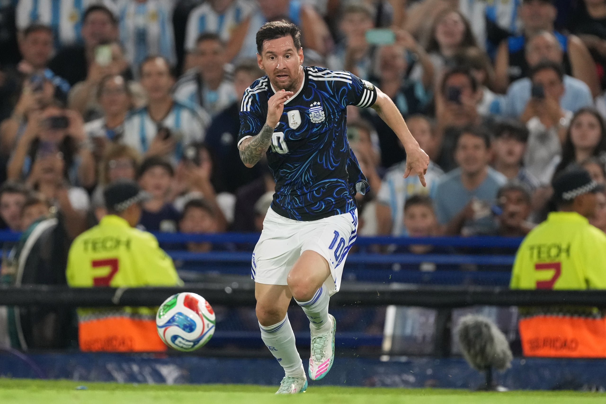 El delantero argentino Lionel Messi regatea durante el partido amistoso contra Zambia.