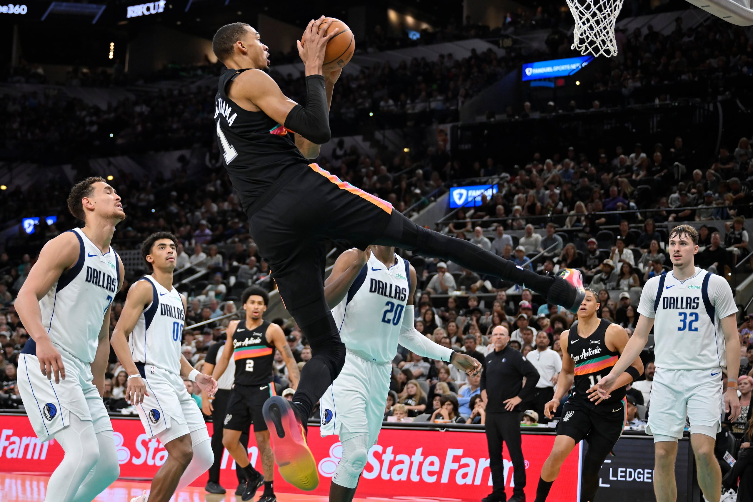 Victor Wembanyama se eleva para realizar un tiro ante la marca de Khris Middleton.