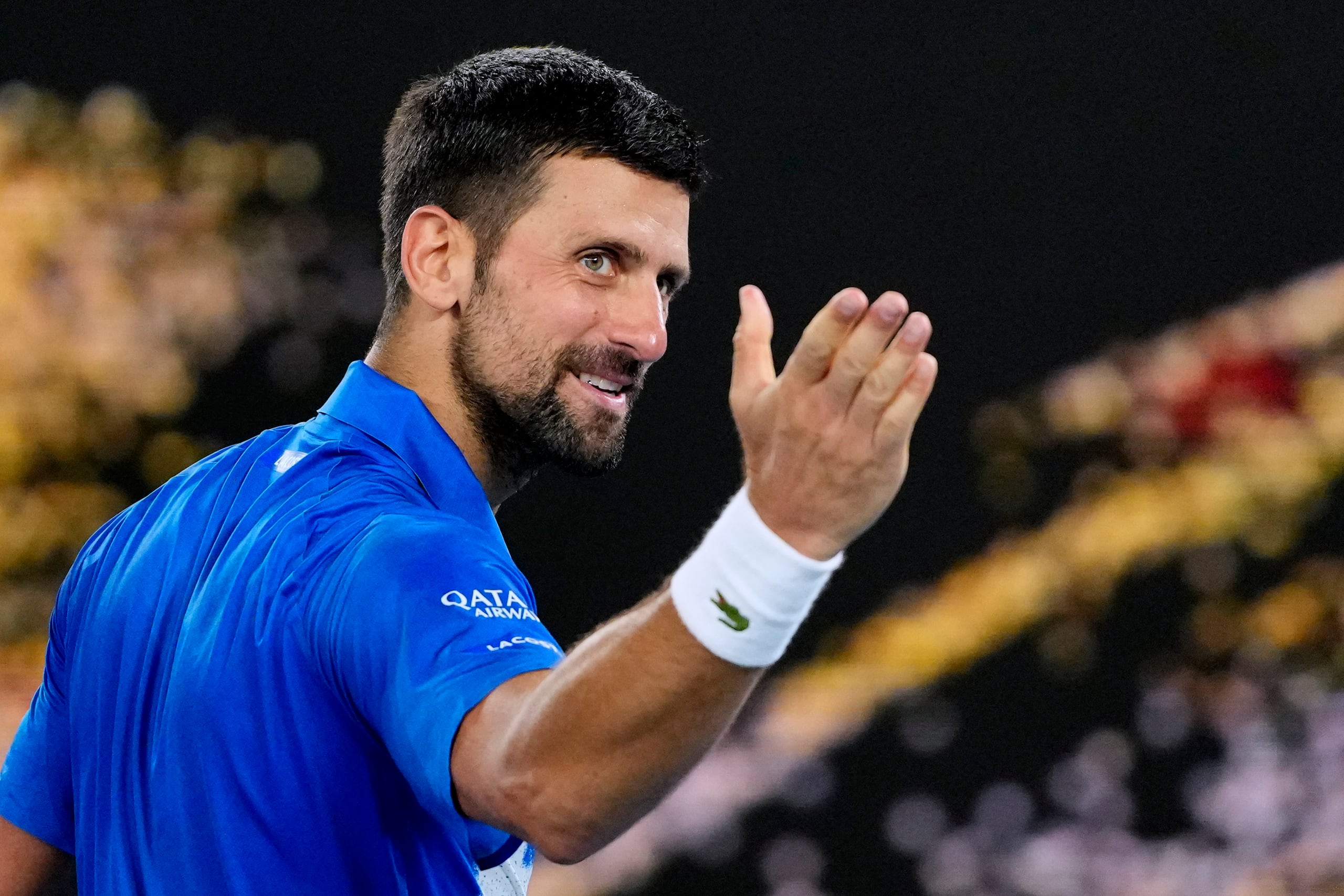 Novak Djokovic celebra su victoria sobre el portugués Jaime Faria en su partido de segunda ronda en el Abierto de Australia, en Melbourne, Australia, el miércoles 15 de enero de 2025.