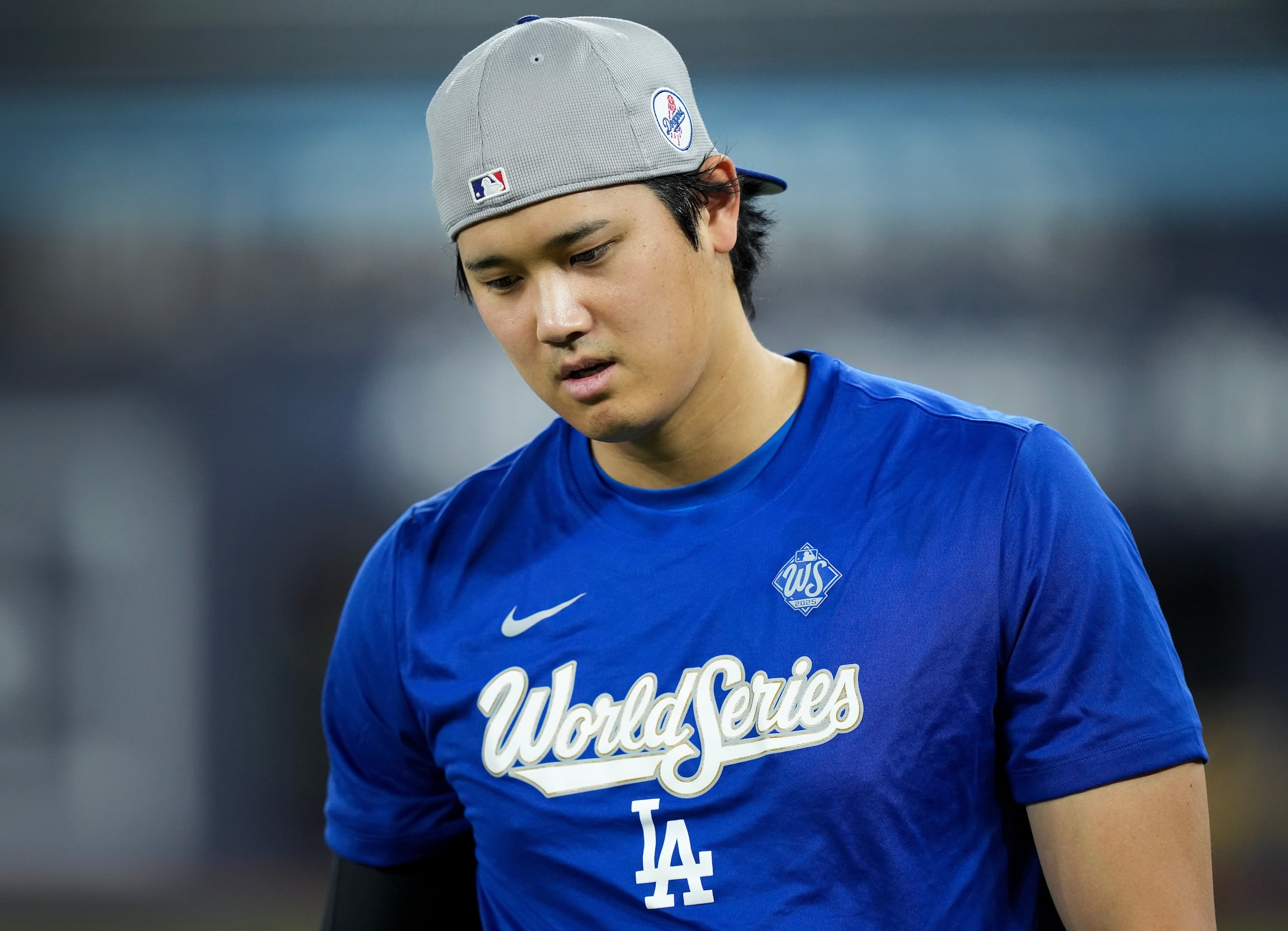 Shohei Ohtani, de los Dodgers de Los Ángeles, participa en una práctica de bateo antes del sexto juego de la Serie Mundial, el jueves 30 de octubre de 2025, en Toronto (Nathan Denette/The Canadian Press via AP)