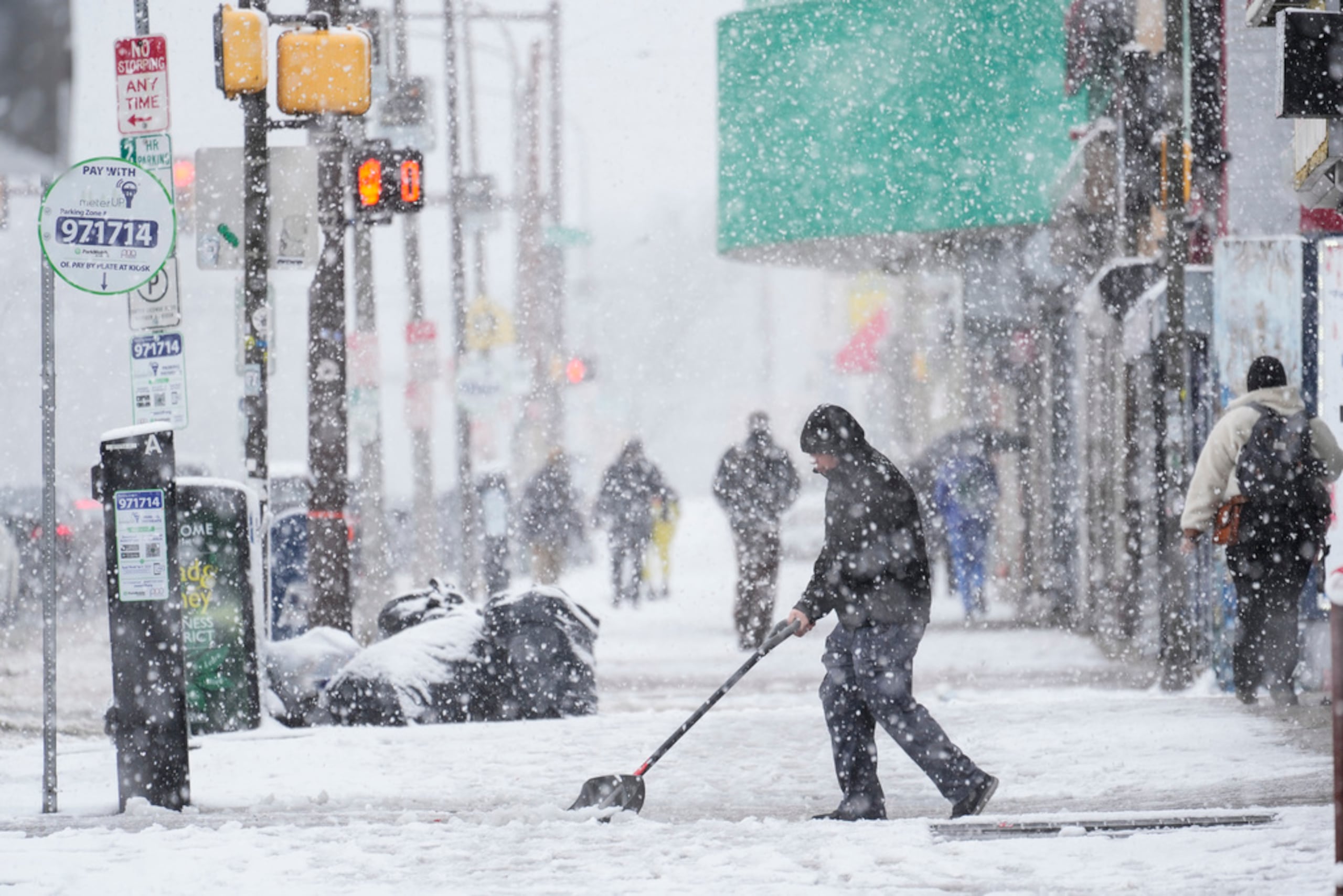 Una persona limpia una acera durante la tormenta invernal en Filadelfia este martes.
