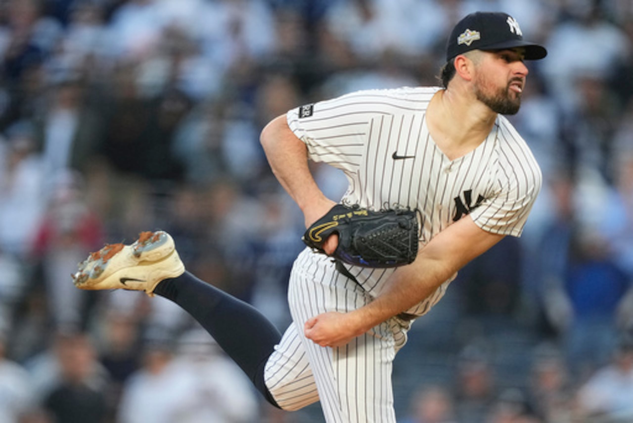 El lanzador de los Yankees de Nueva York, Carlos Rodón, lanza durante la primera entrada del segundo partido de la serie de playoffs de la Liga Americana de béisbol, el 1 de octubre de 2025, en Nueva York.