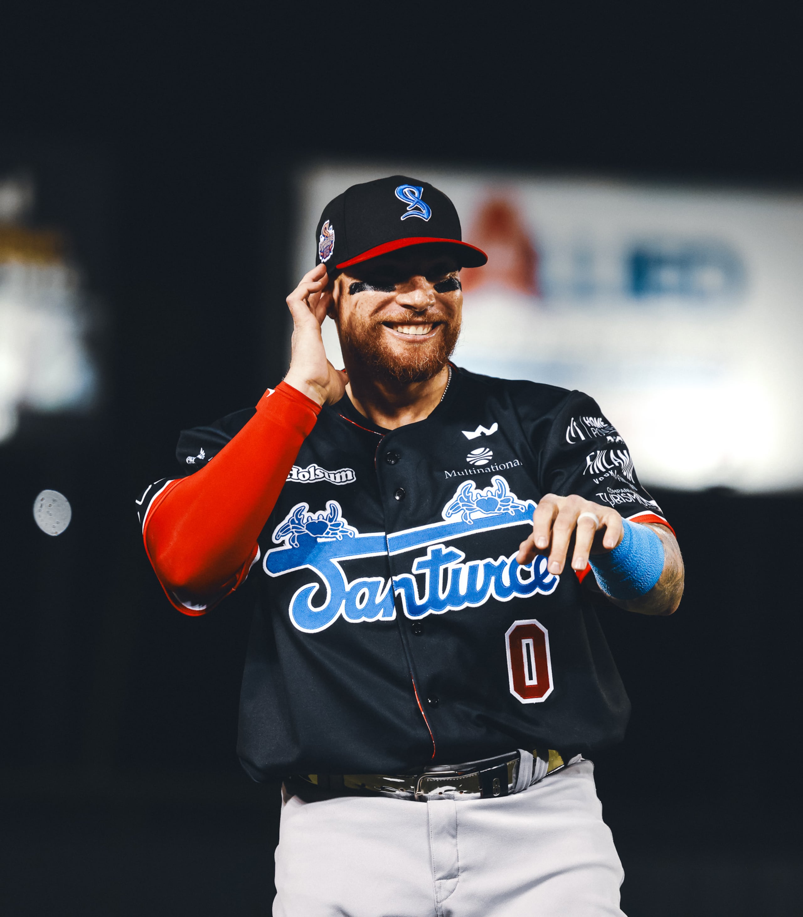 Christian Vázquez celebra tras conectar un imparable con los Cangrejeros de Santurce en la Liga de Béisbol Profesional Roberto Clemente.