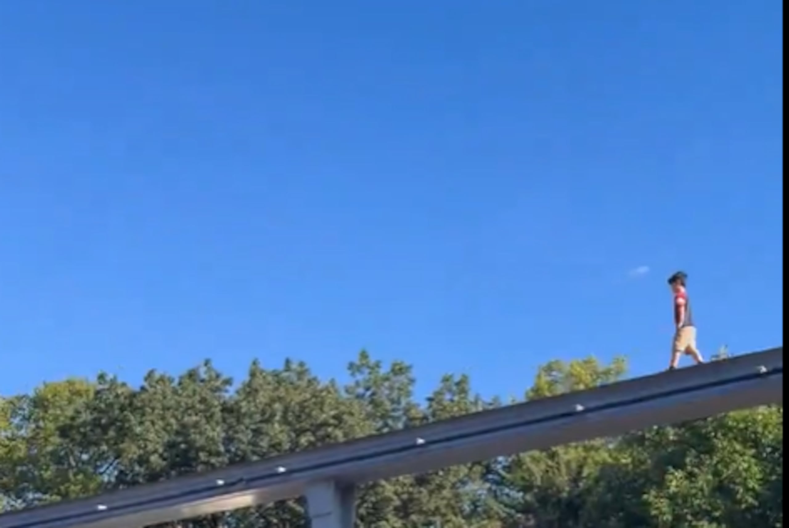 Niño camina en rieles de montaña rusa en Hersheypark, Estados Unidos