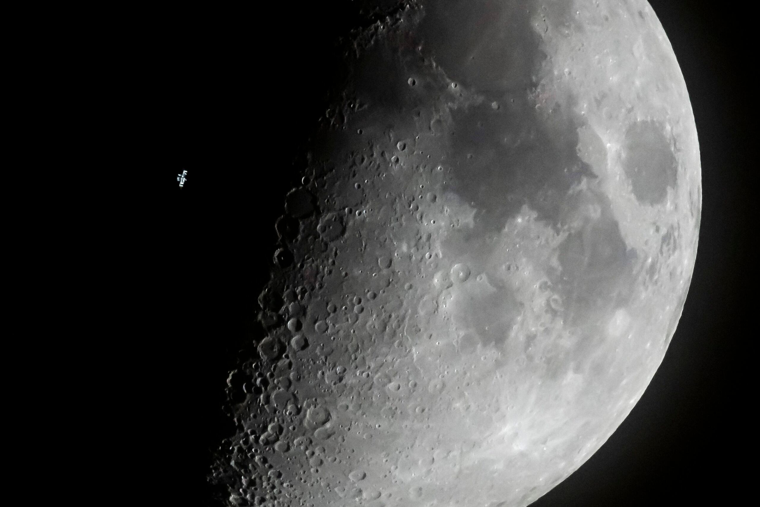Dentro del furor por las misiones a la Luna, hay quienes ven en la Luna un paso intermedio para reabastecer las sondas, en su camino hacia otros lugares del espacio, como el planeta Marte.