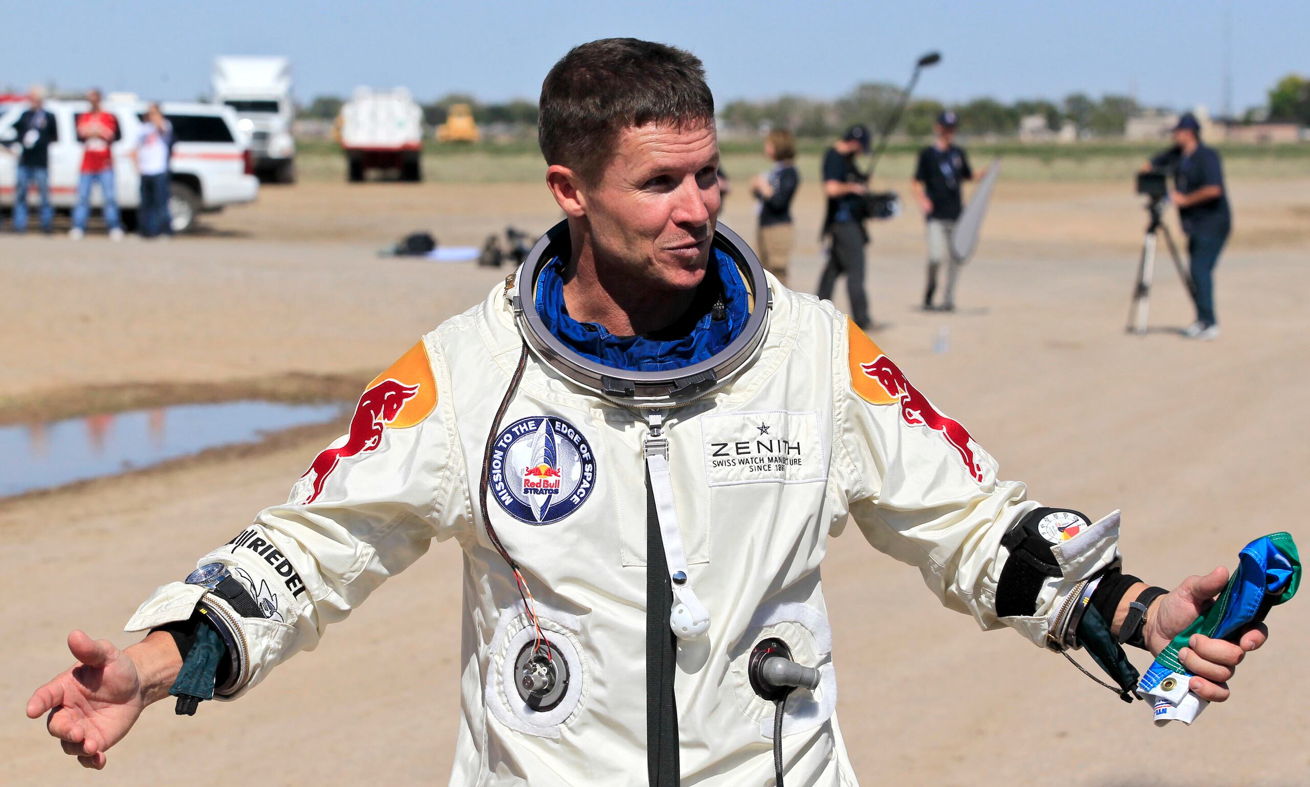 Felix Baumgartner hace gestos antes de hablar con los medios tras saltar exitosamente desde una cápsula espacial elevada por un globo de helio en Roswell, Nuevo México, el 14 de octubre de 2012.