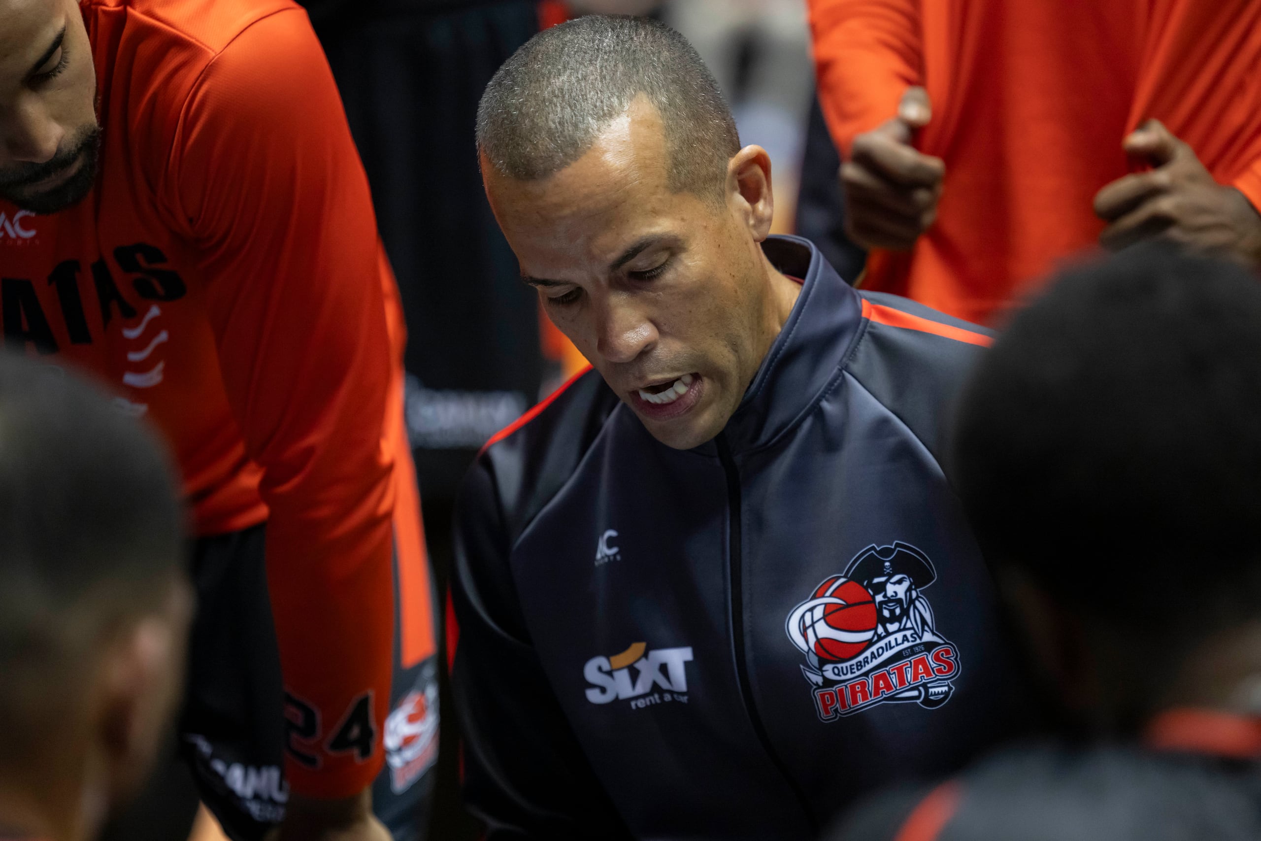 Rafael "Pachy" Cruz en un tiempo técnico con los Piratas de Quebradillas.
