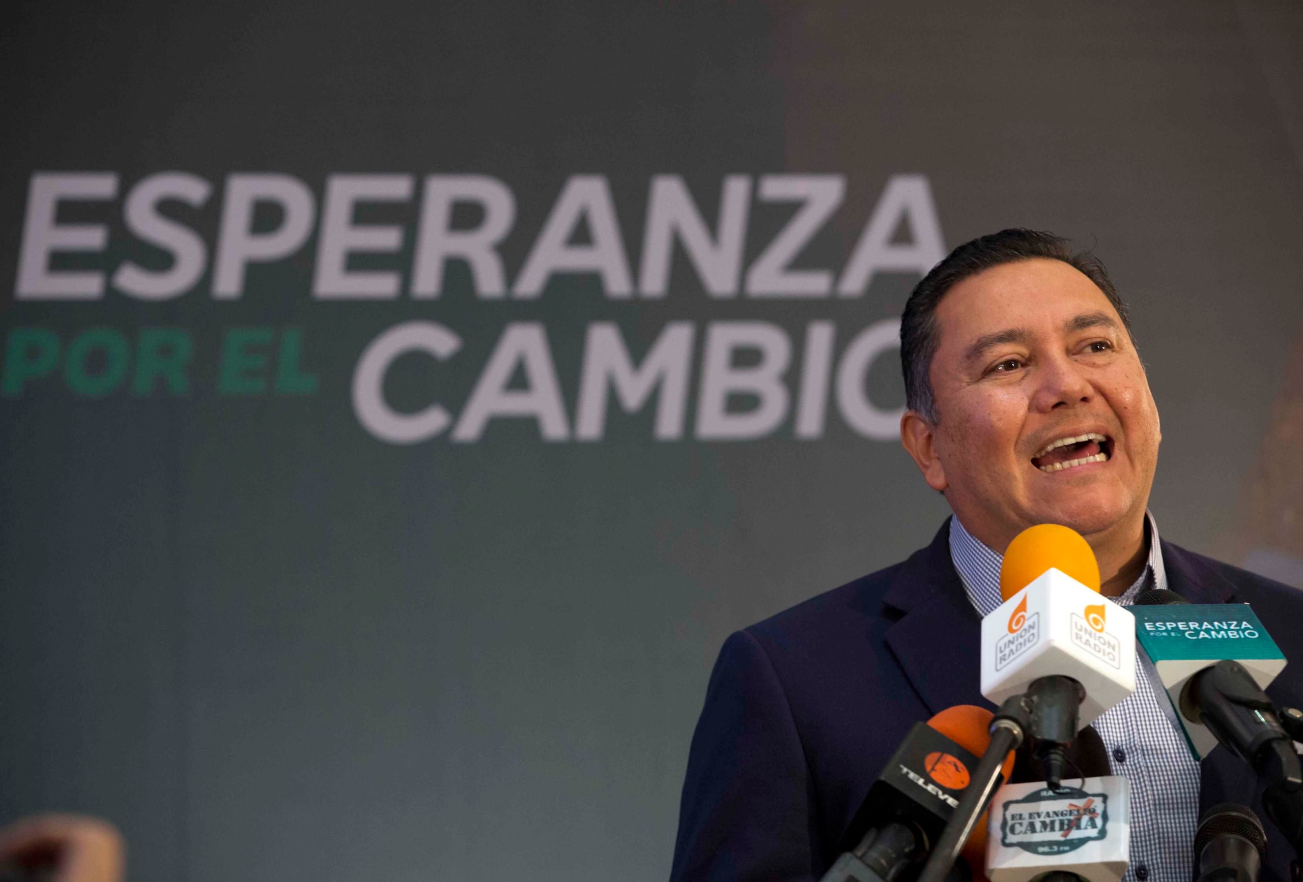 El candidato venezolano a la presidencia Javier Bertucci se marcha con su esposa, Rebeca, tras hablar a la prensa en Caracas, Venezuela. (AP)