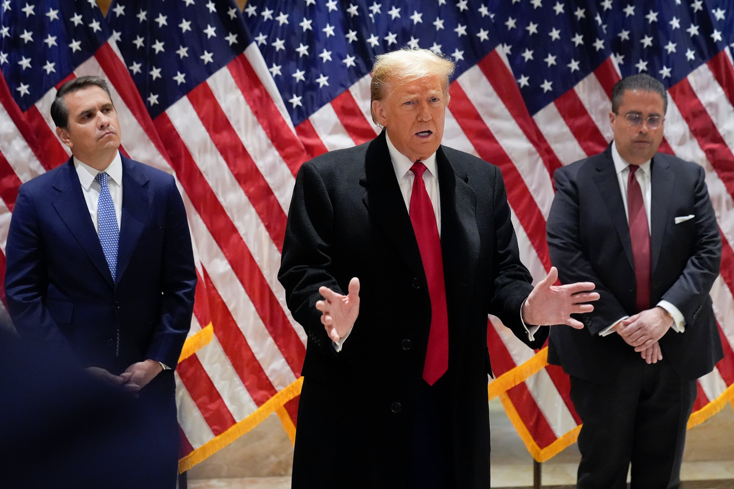 El expresidente Donald Trump durante una conferencia de prensa al concluir una audiencia previa a un juicio en la corte penal de Manhattan, el lunes 25 de marzo de 2024, en Nueva York. (AP Foto/Frank Franklin II)