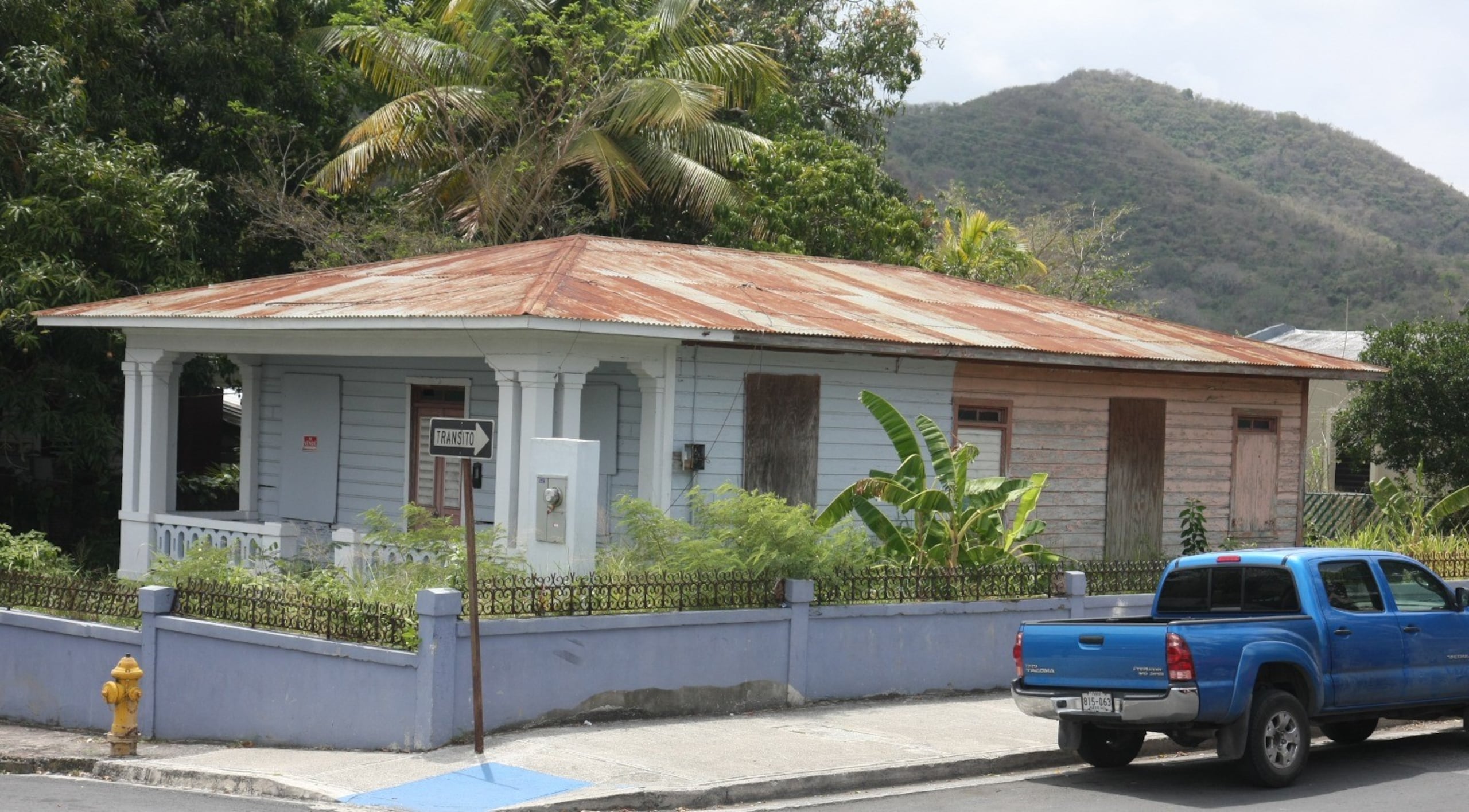 Así se encontraba el estorbo público antes de ser adquirido por el municipio de Coamo y ser convertido en un restaurante.