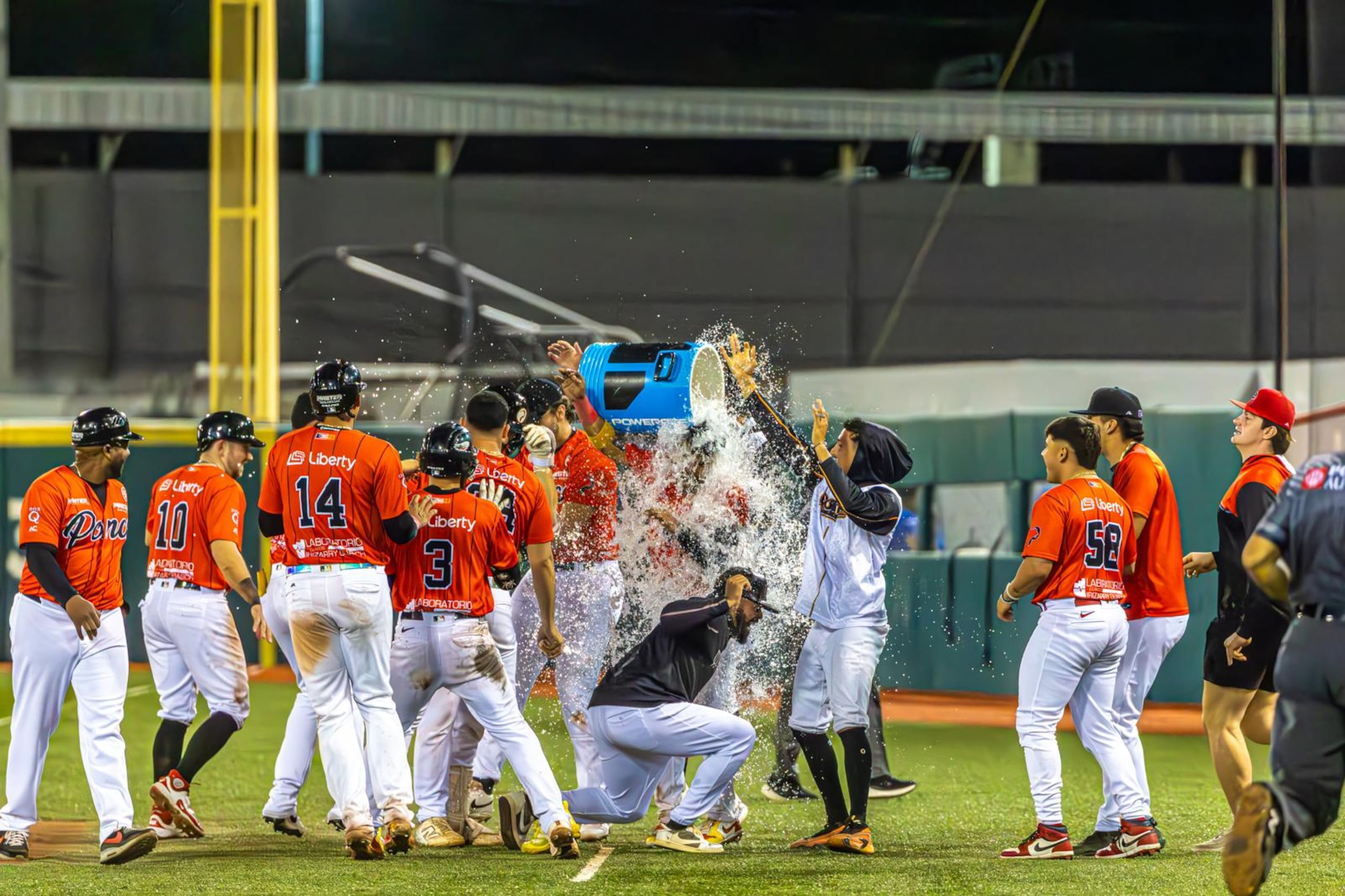 Los Leones de Ponce celebran su dramática victoria sobre los Senadores de San Juan en el Estadio Francisco "Paquito" Montaner.