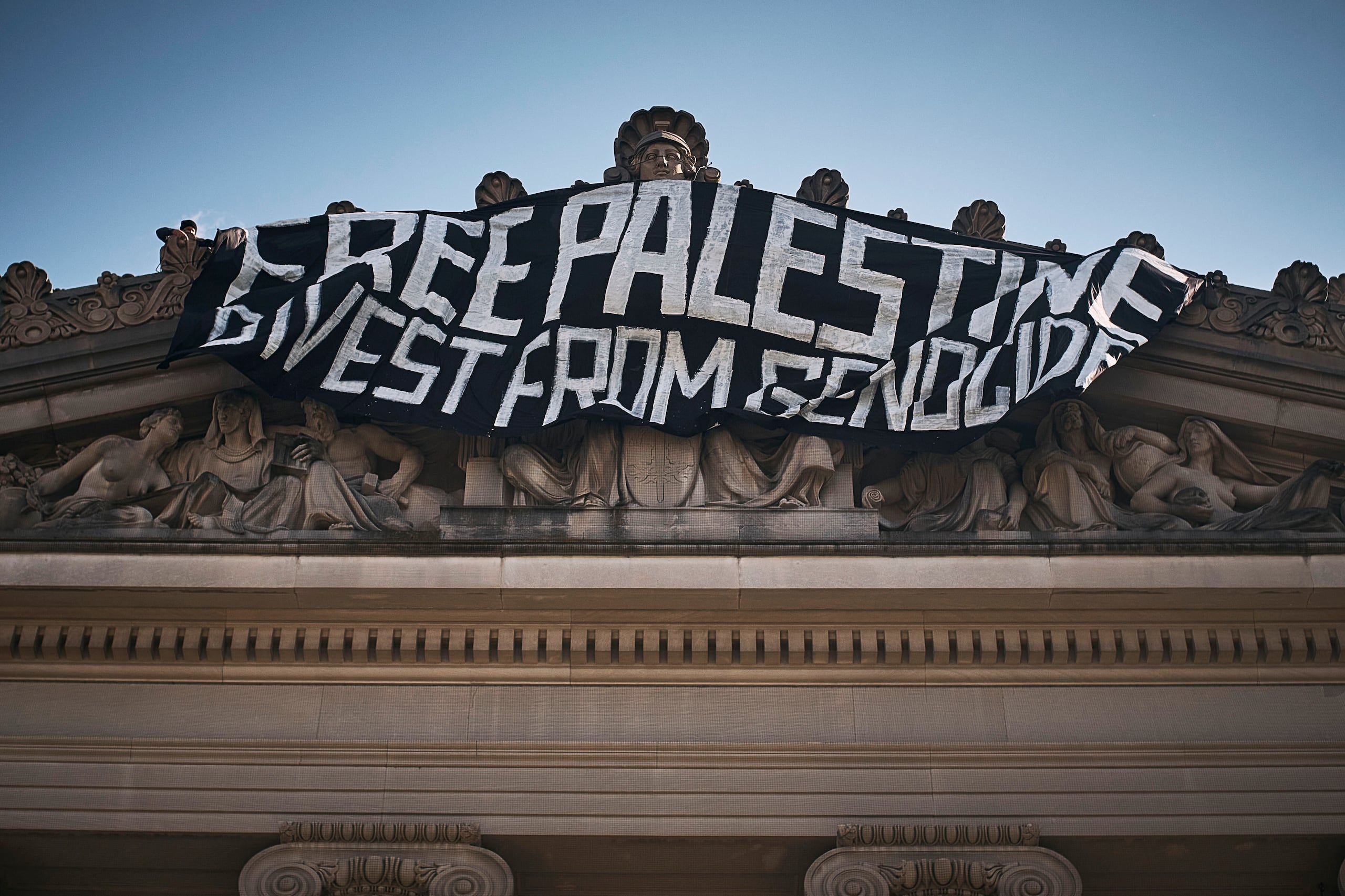 Los manifestantes instalaron carpas en el vestíbulo y desplegaron una manta con la consigna “Palestina libre" desde el techo del edificio.