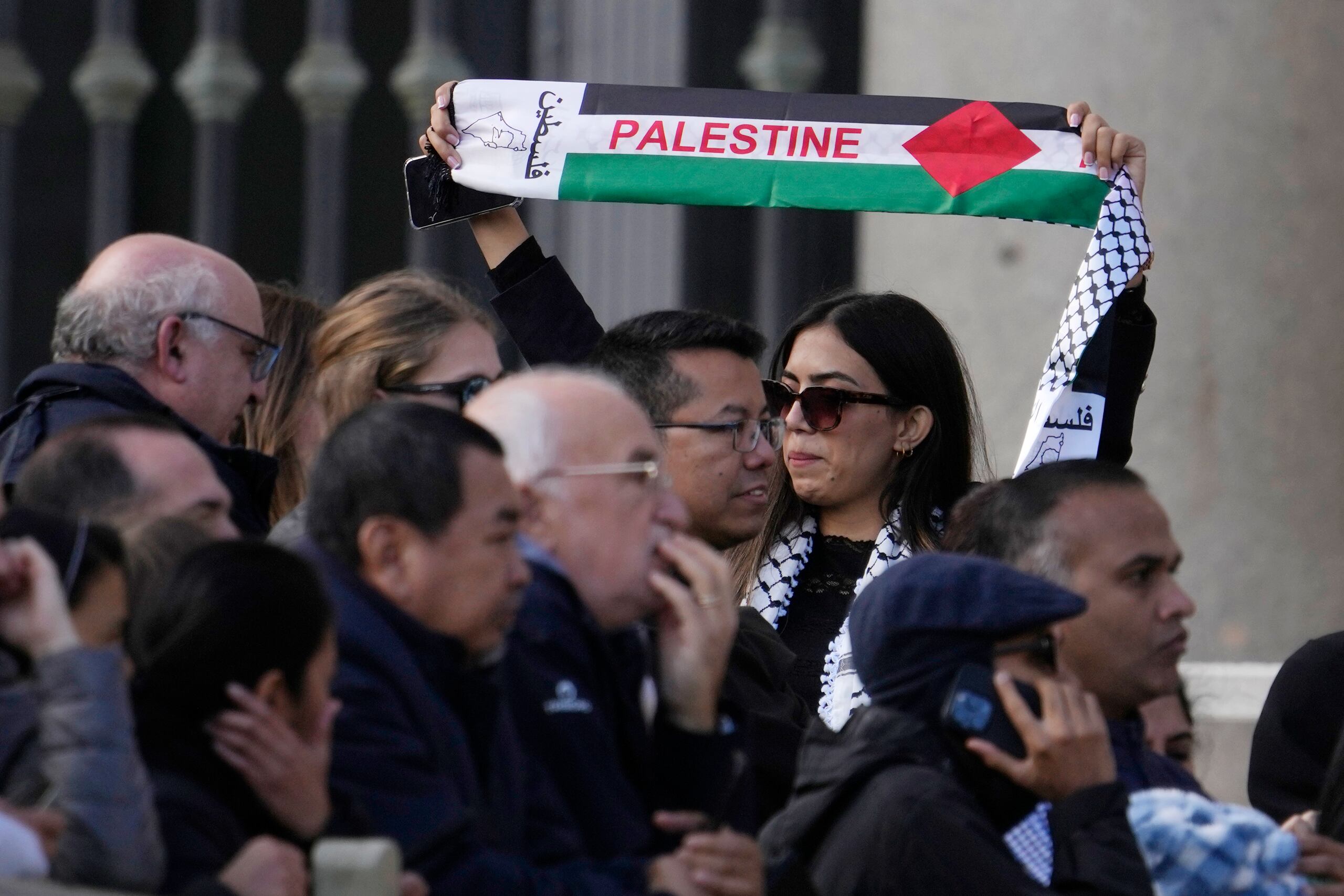 Miembros de la comunidad palestina asisten a la audiencia general del papa Francisco en la plaza de San Pedro del Vaticano, el miércoles 22 de noviembre de 2023. (AP Foto/Andrew Medichini)