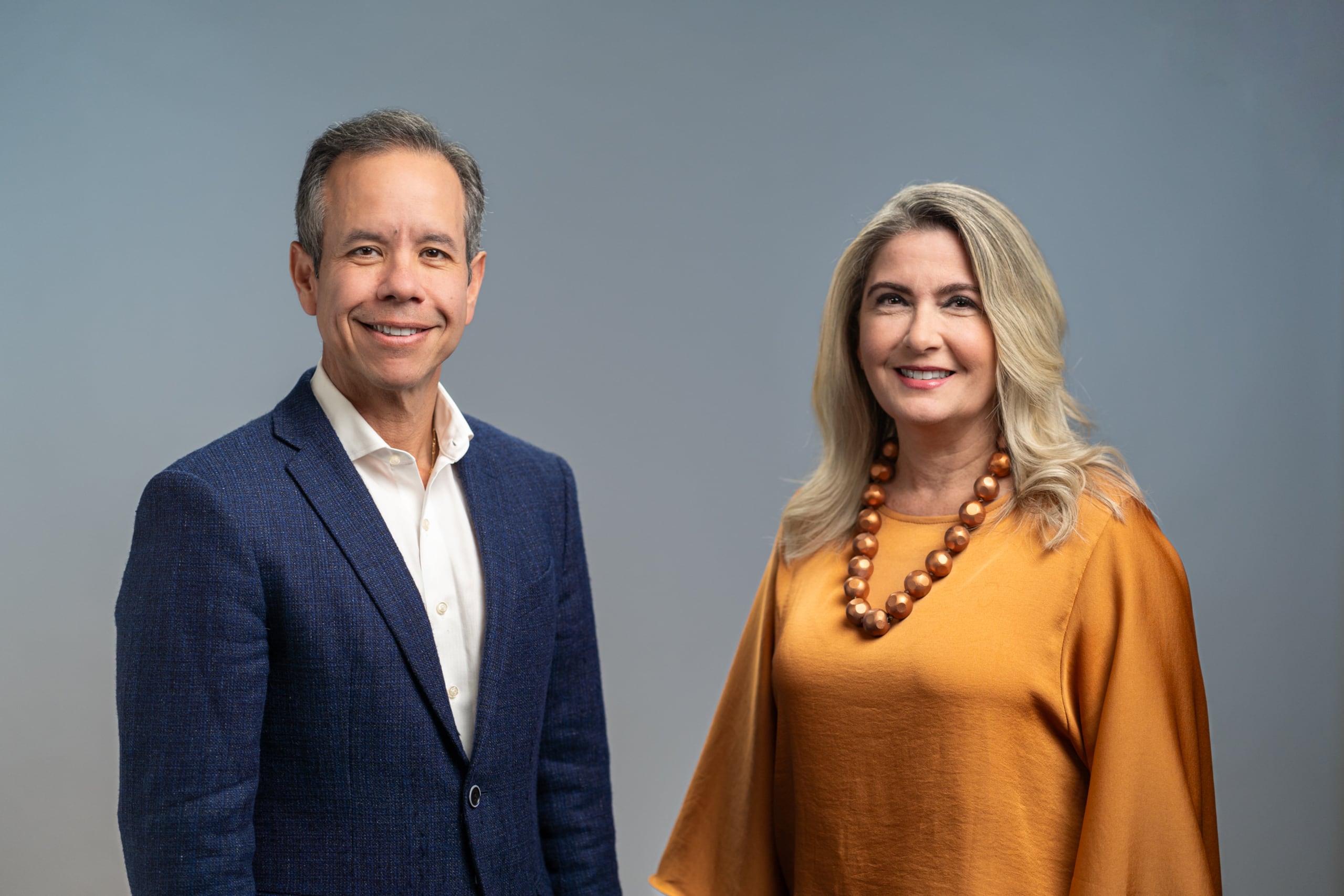 El alcalde de San Juan, Miguel Romero y Daphne Barbeito, directora de Desarrollo Económico y Turismo de San Juan.