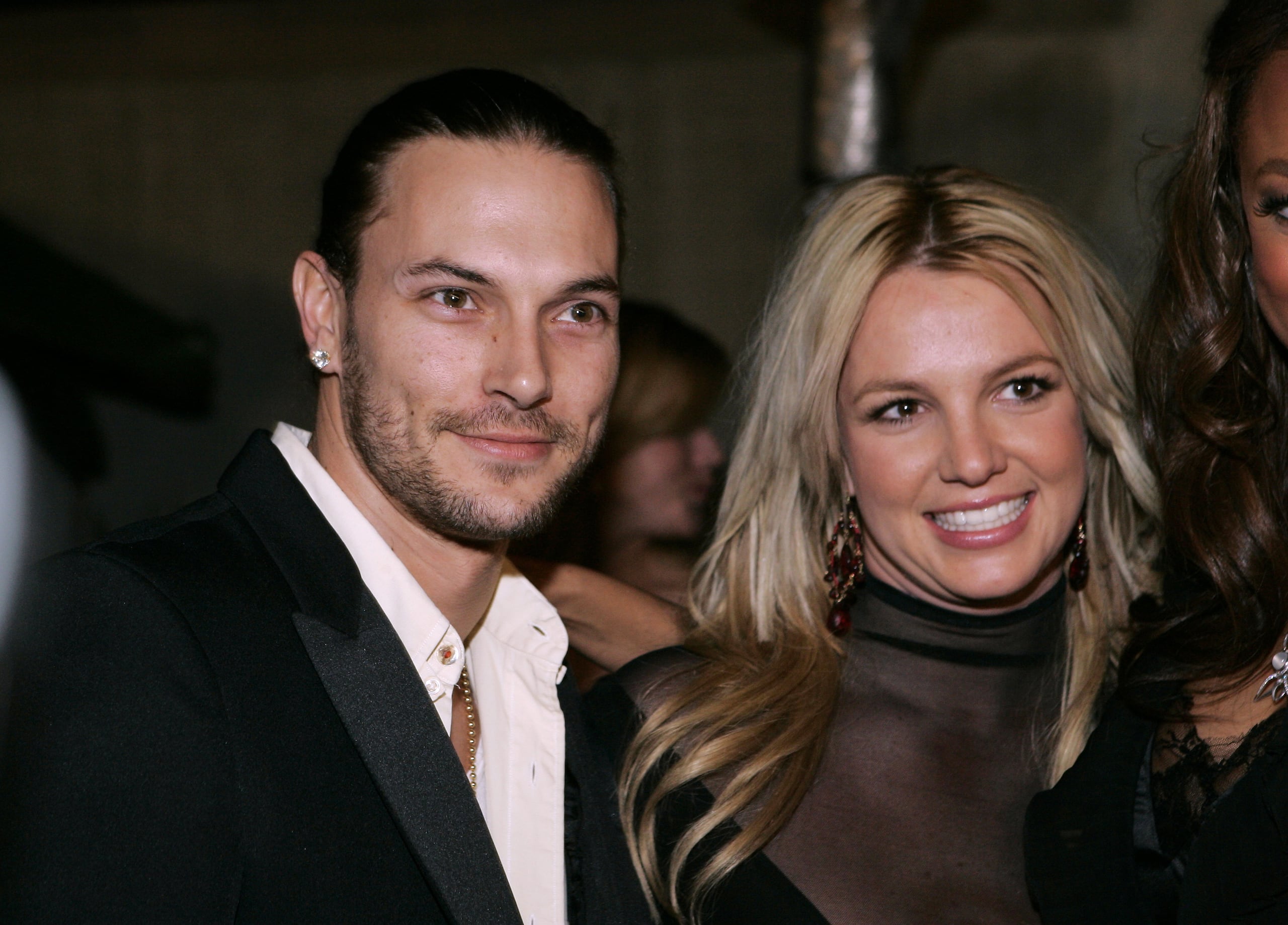 ARCHIVO - Britney Spears, a la derecha, y su esposo Kevin Federline llegan a una fiesta posterior a los Grammy en Beverly Hills, California, el 8 de febrero de 2006. (Foto AP/Danny Moloshok, archivo)