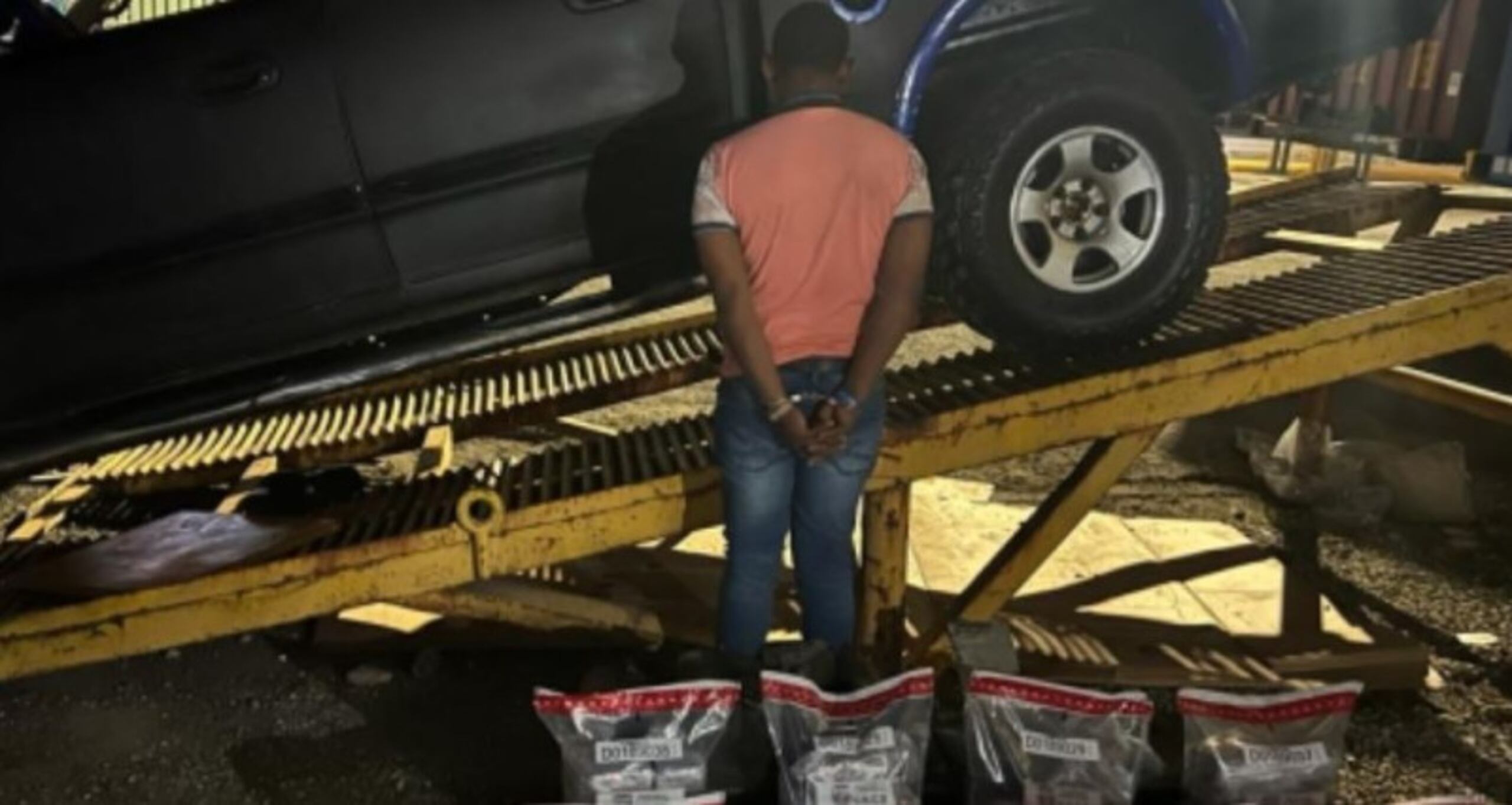 Un hombre de 44 años, de nacionalidad dominicana fue arrestado durante el operativo.