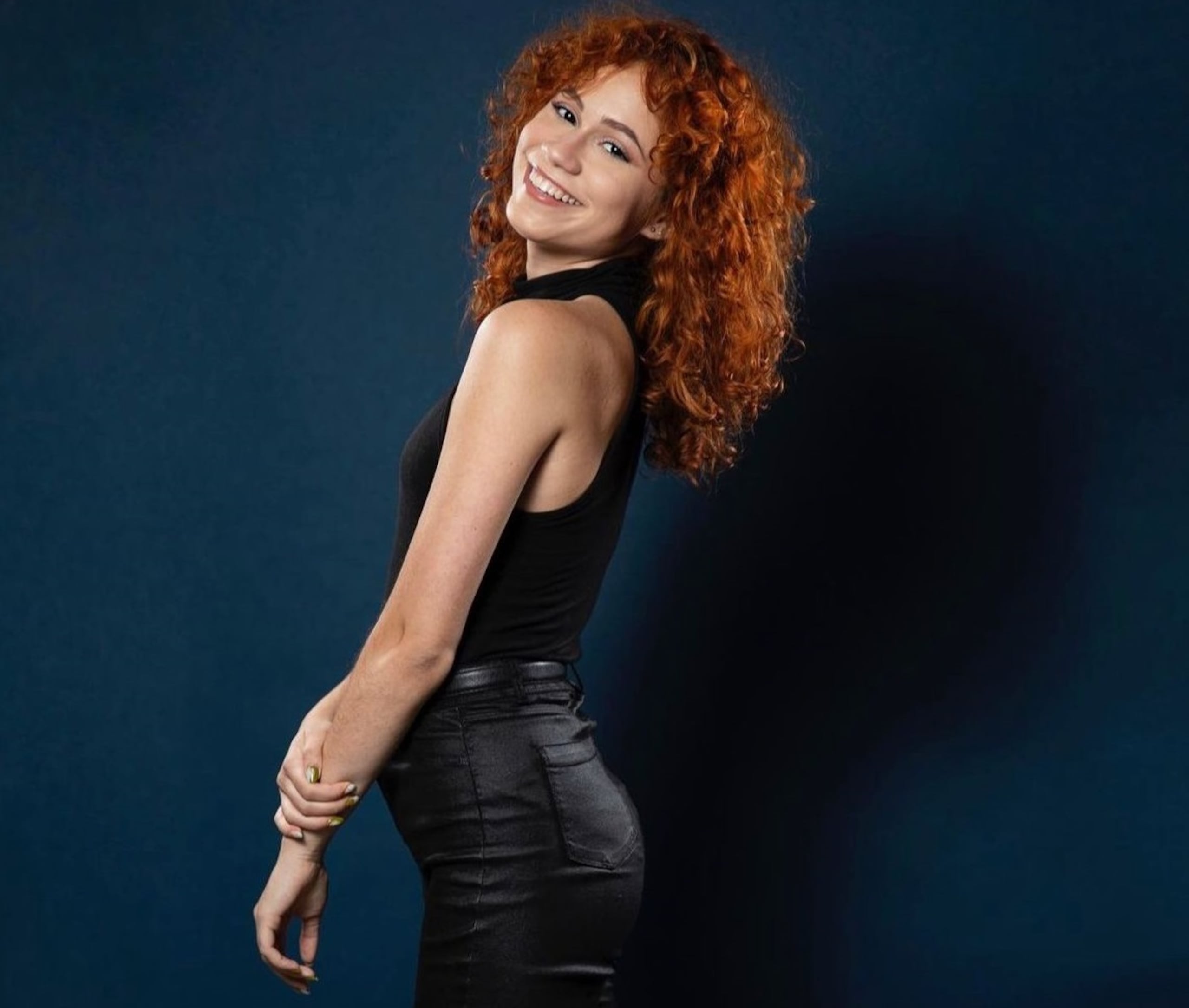 Como parte del concurso, la joven tendrán un contrato con este medio y someterá varios videos, a partir de hoy lunes, por espacio de 8 semanas.