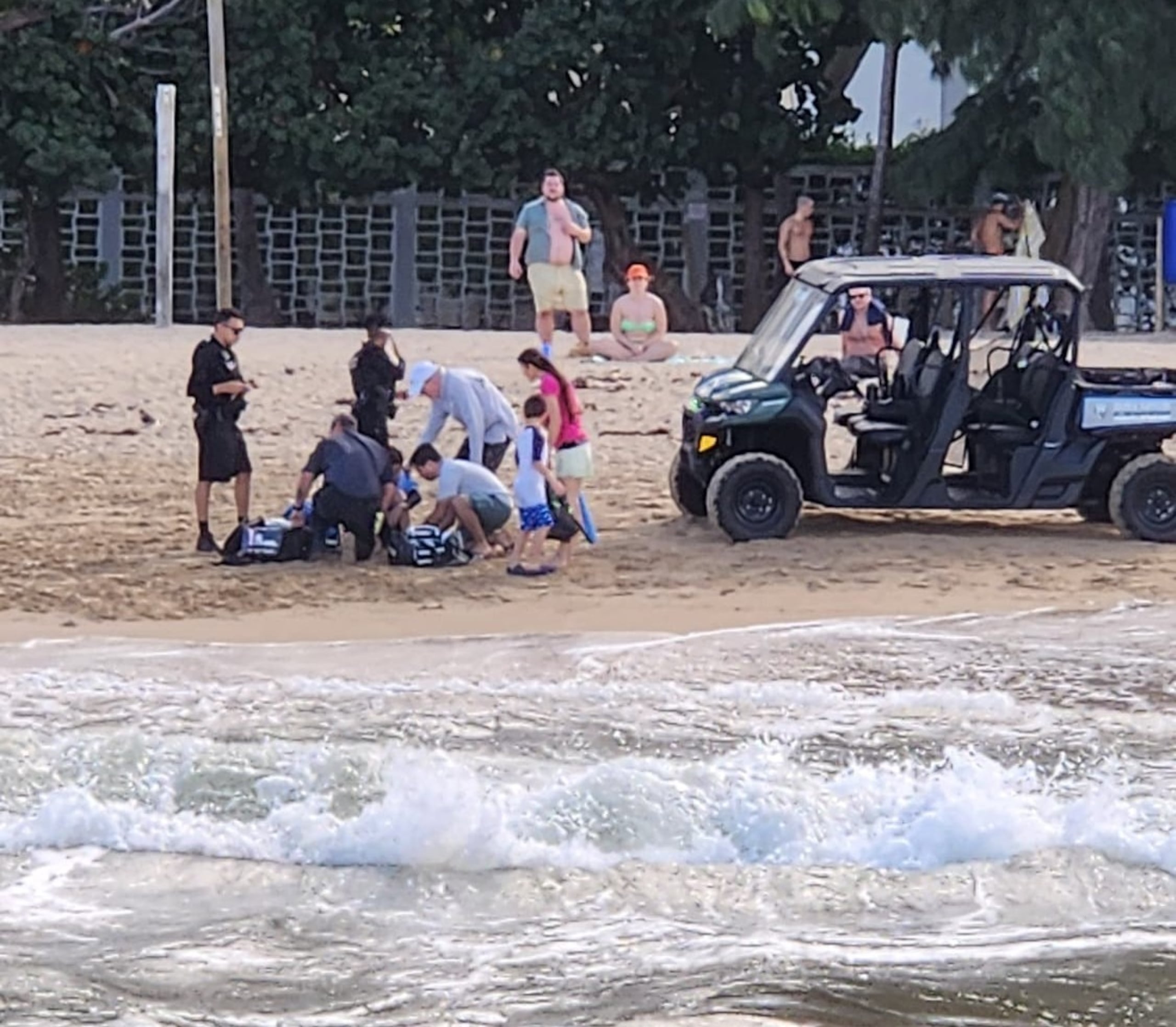 Foto provista por el municipio de San Juan sobre la atención de la emergencia con el menor de edad.