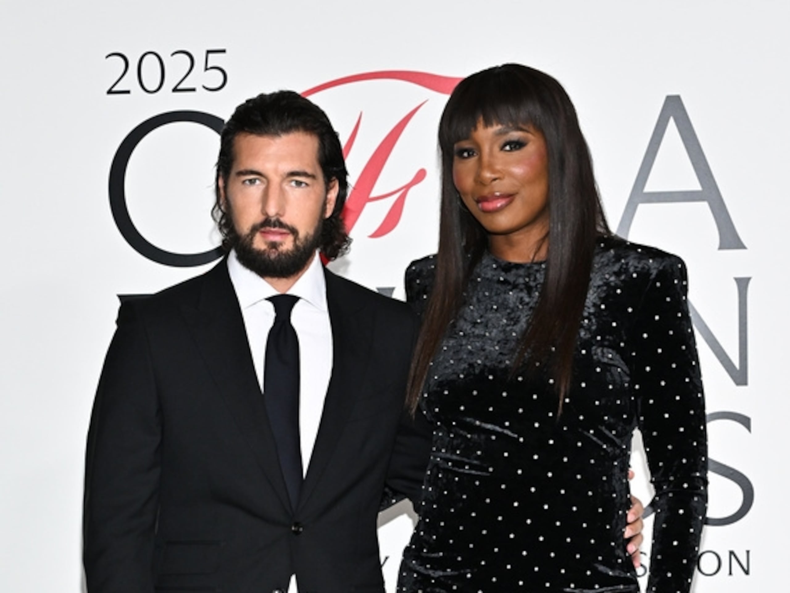 Andrea Preti y Venus Williams asisten a los CFDA Fashion Awards, organizados por el Consejo de Diseñadores de Moda de América, en el Museo American Museum of Natural History el 3 de noviembre de 2025, en Nueva York.