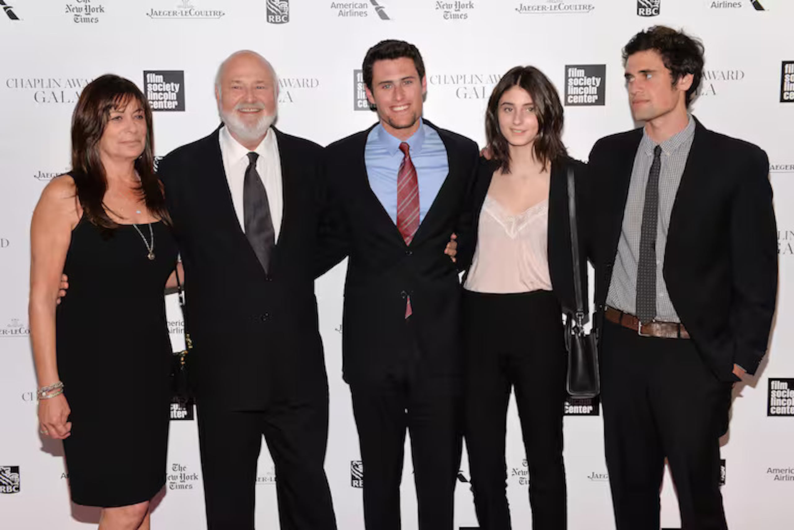 Reiner, segundo desde la izquierda, posa con su esposa Michele, a la izquierda, y sus hijos Jake, en el centro, Romy y Nick, en la 41ª gala anual de los premios Chaplin; en el Avery Fisher Hall, en 2014
