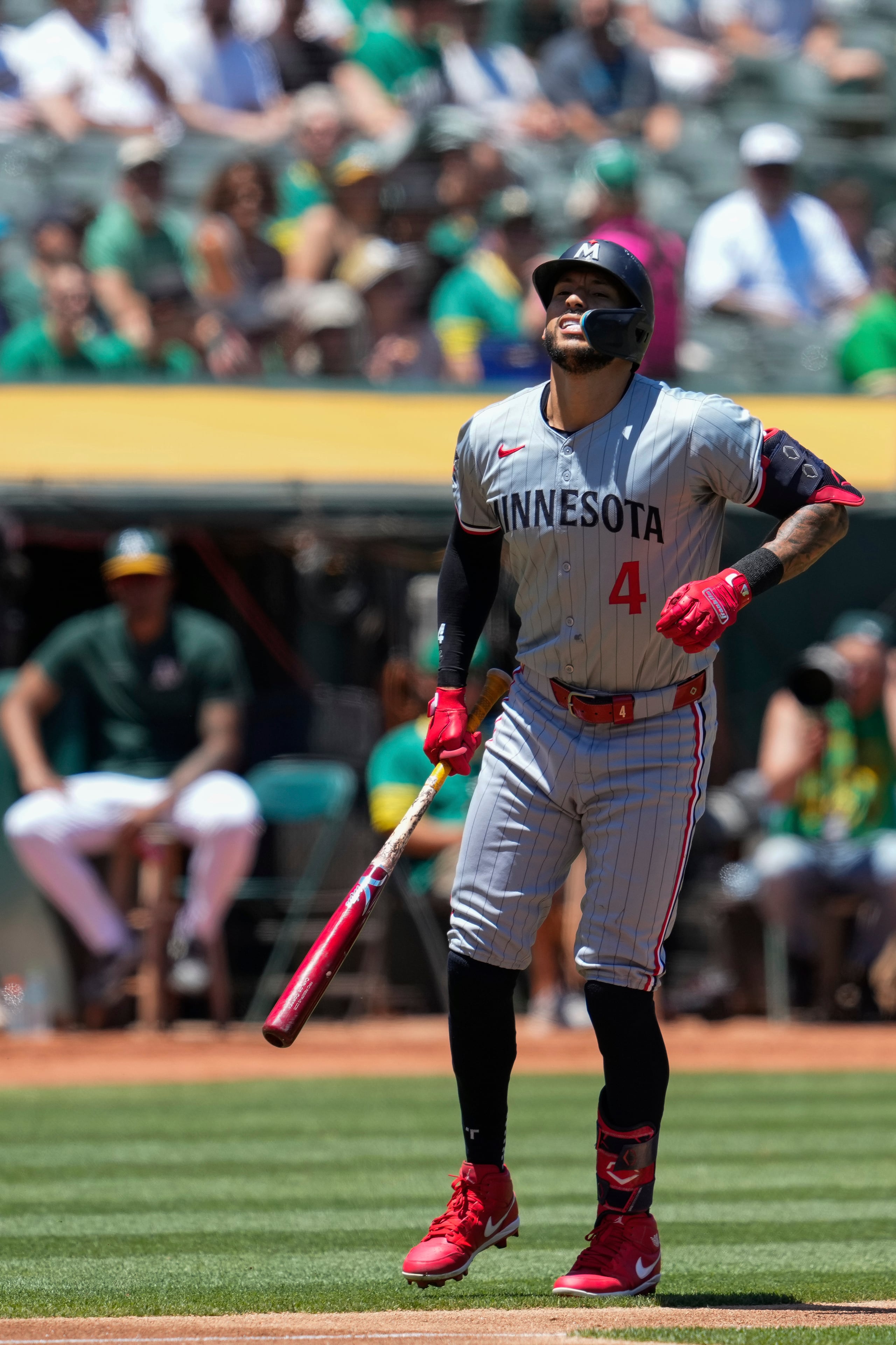 Carlos Correa después de recibir un pelotazo el 23 de junio de 2024.