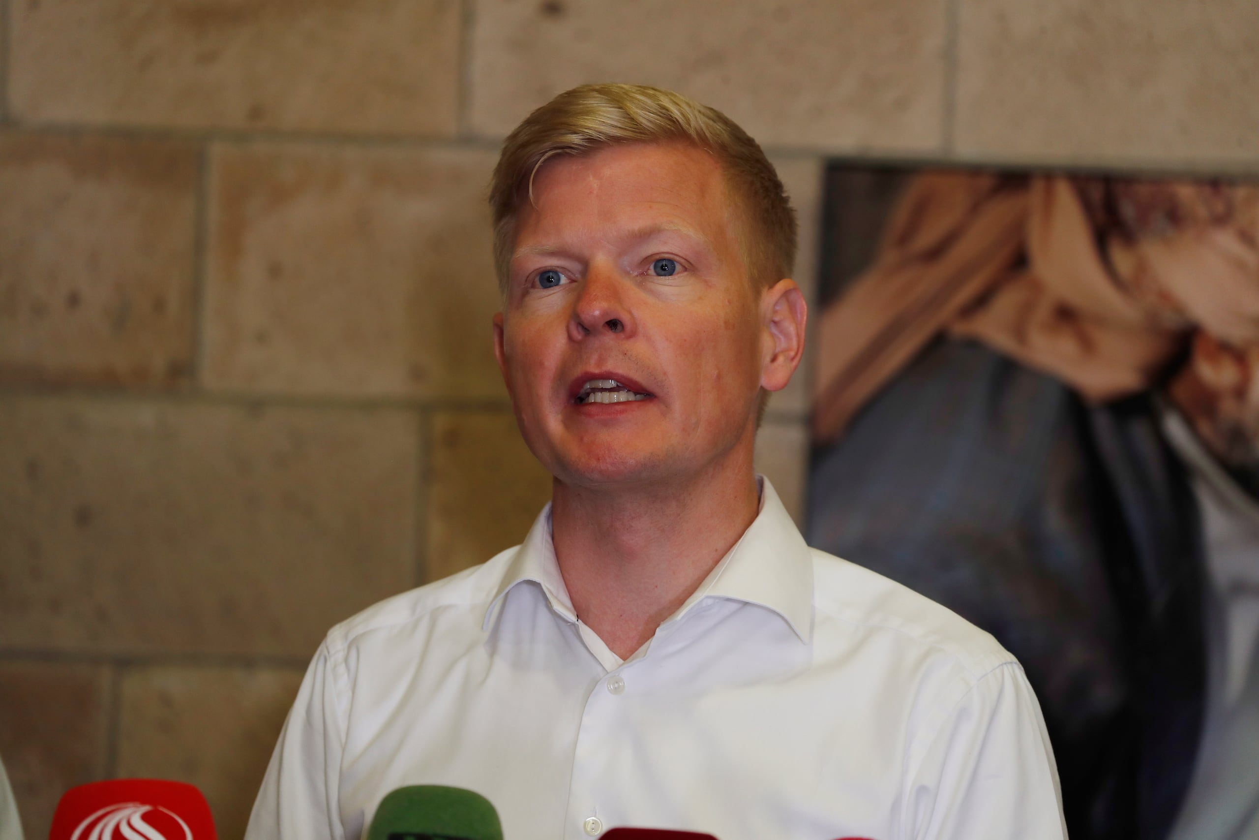 Grundberg indicó que actualmente mas de 50 trabajadores humanitarios son mantenidas en cautiverio por los hutíes en Yemen.