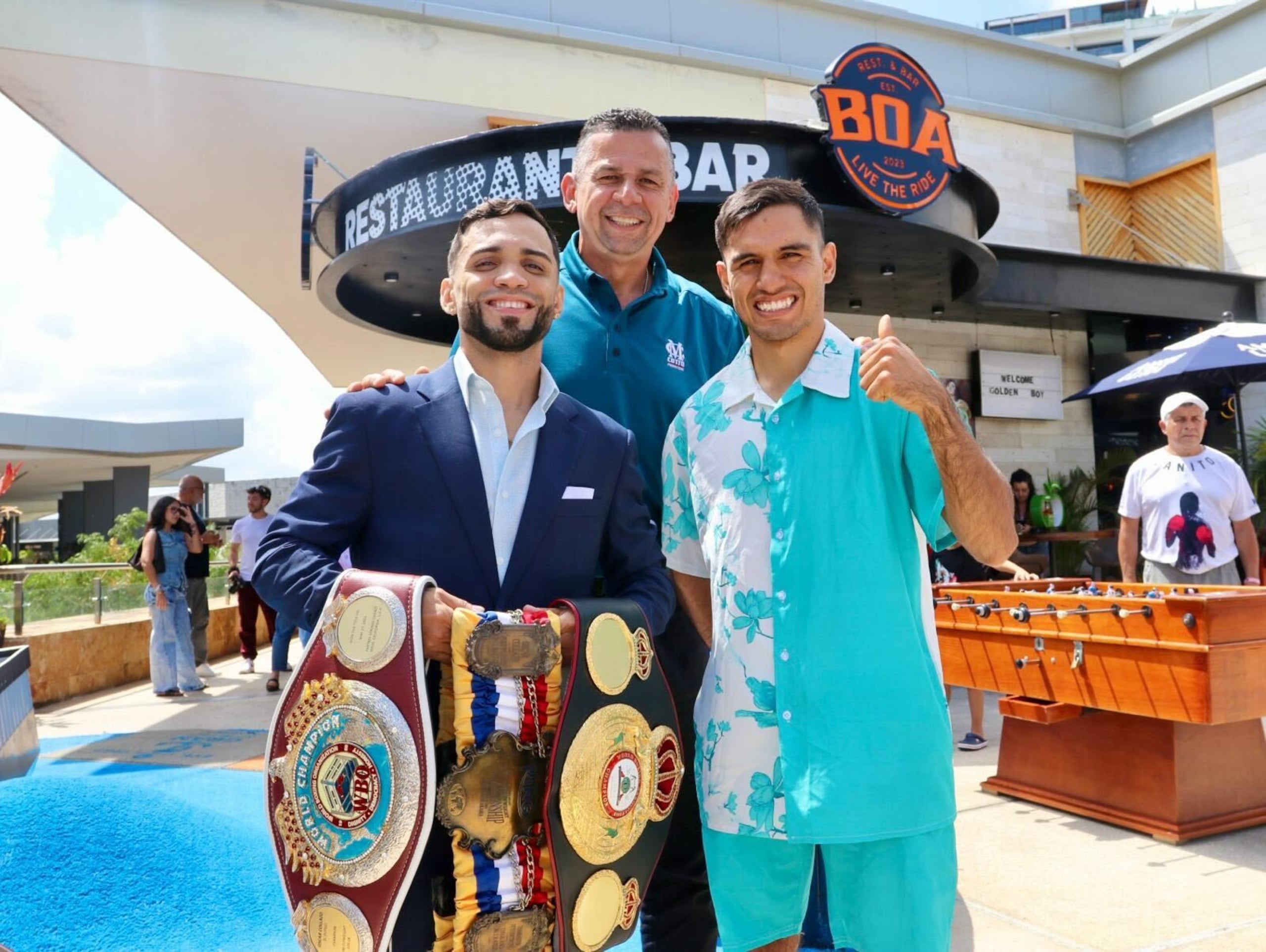 Oscar Collazo sostiene los campeonatos de las 105 libras de la OMB, AMB y Ring Magazine al lado del retador mexicano Edwin “Canito” Cano Hernández.
