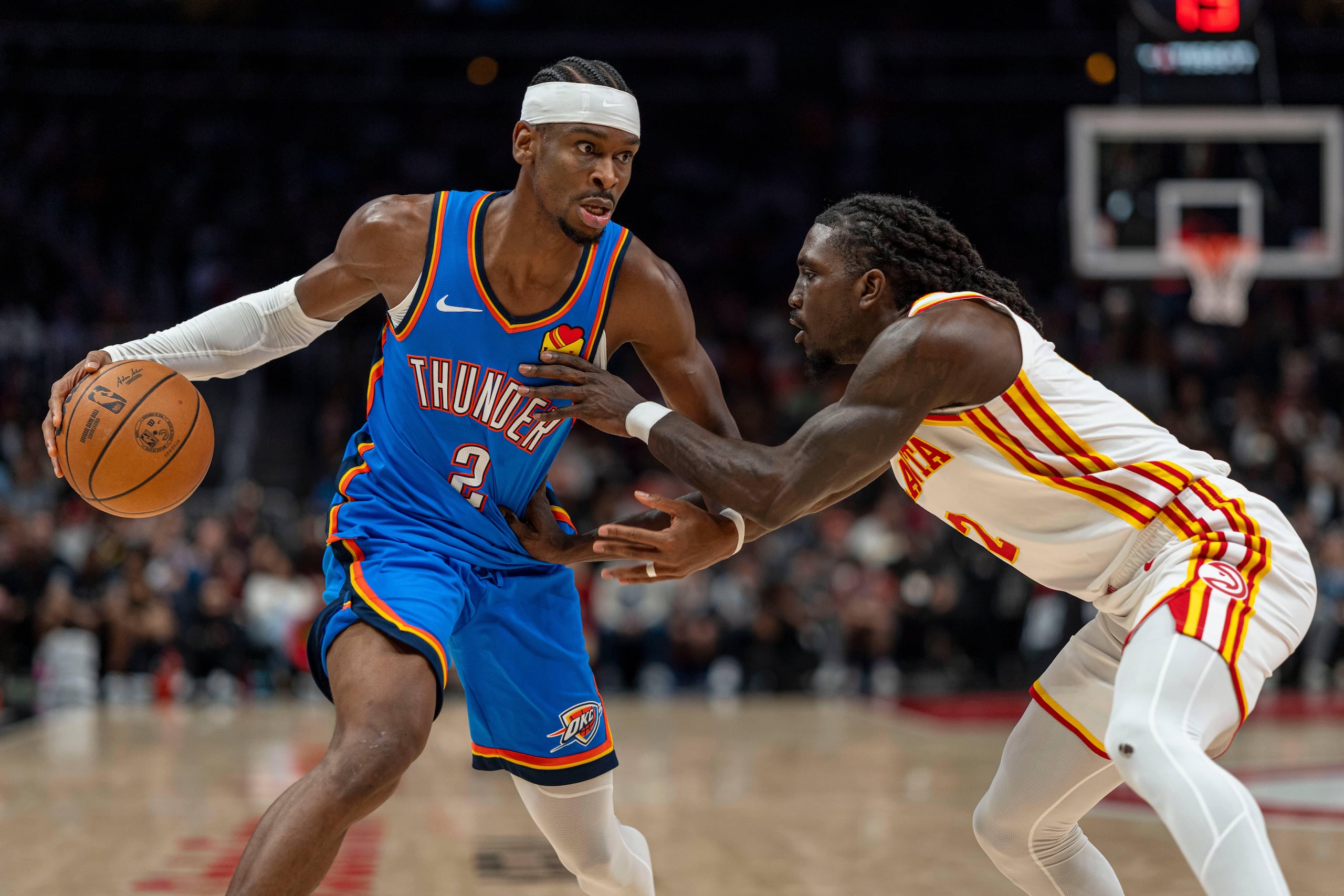 Shai Gilgeous-Alexander, del Thunder de Oklahoma City, avanza con el balón durante el duelo ante los Hawks de Atlanta.