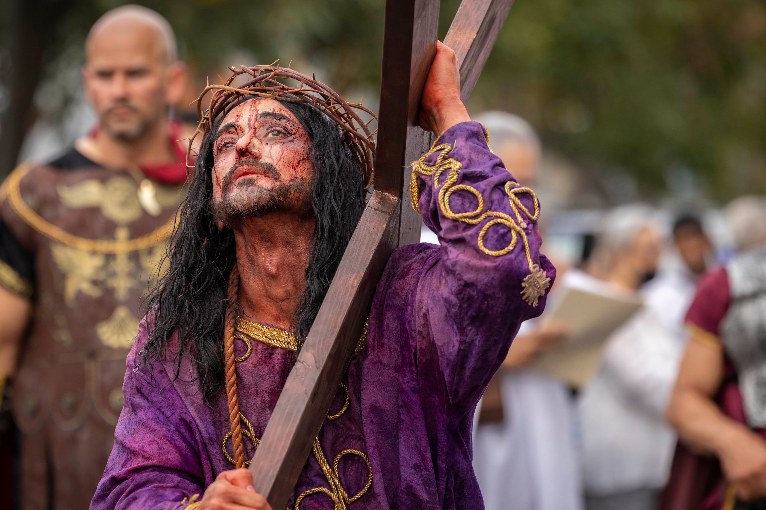 Diversas estampas, como el viacrucis viviente que se realiza en la Parroquia Nuestra Señora del Carmen, en Barrio Obrero, se producen en Puerto Rico y alrededor del mundo.