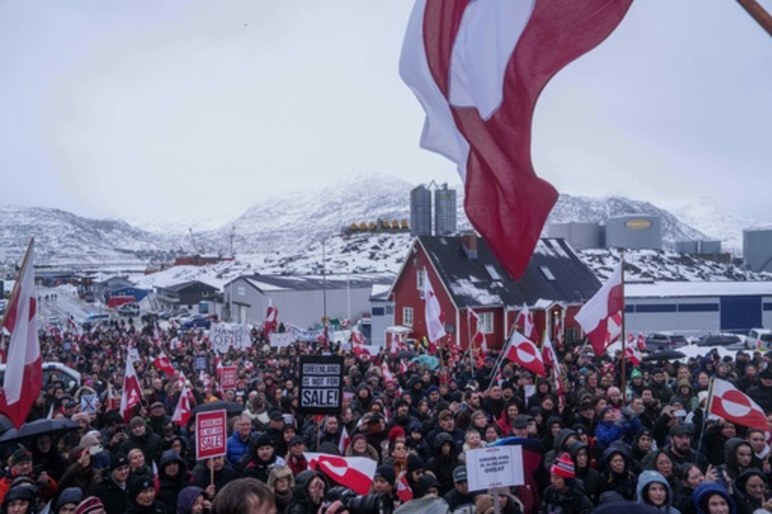 Personas protestan contra la política de Trump hacia Groenlandia frente al consulado estadounidense en Nuuk, Groenlandia, el sábado 17 de enero de 2026. (AP Photo/Evgeniy Maloletka)