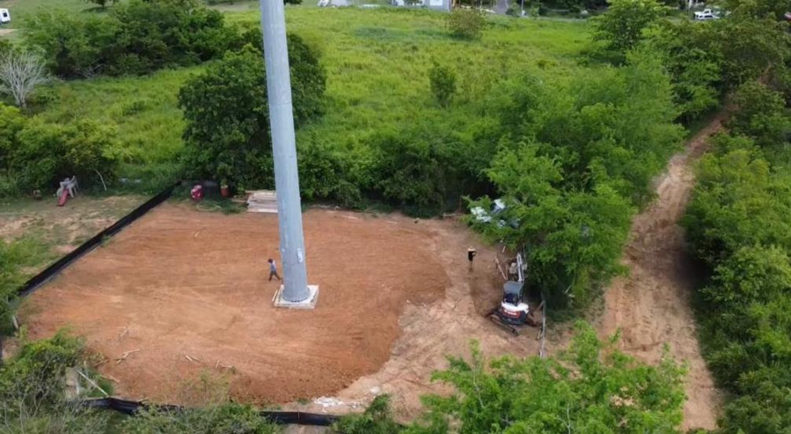 Los residentes coincidieron en que la zona es una ruta de aves migratorias y la cercanía de la antena podría provocar daños a los techos de las casas aledañas, si cae.