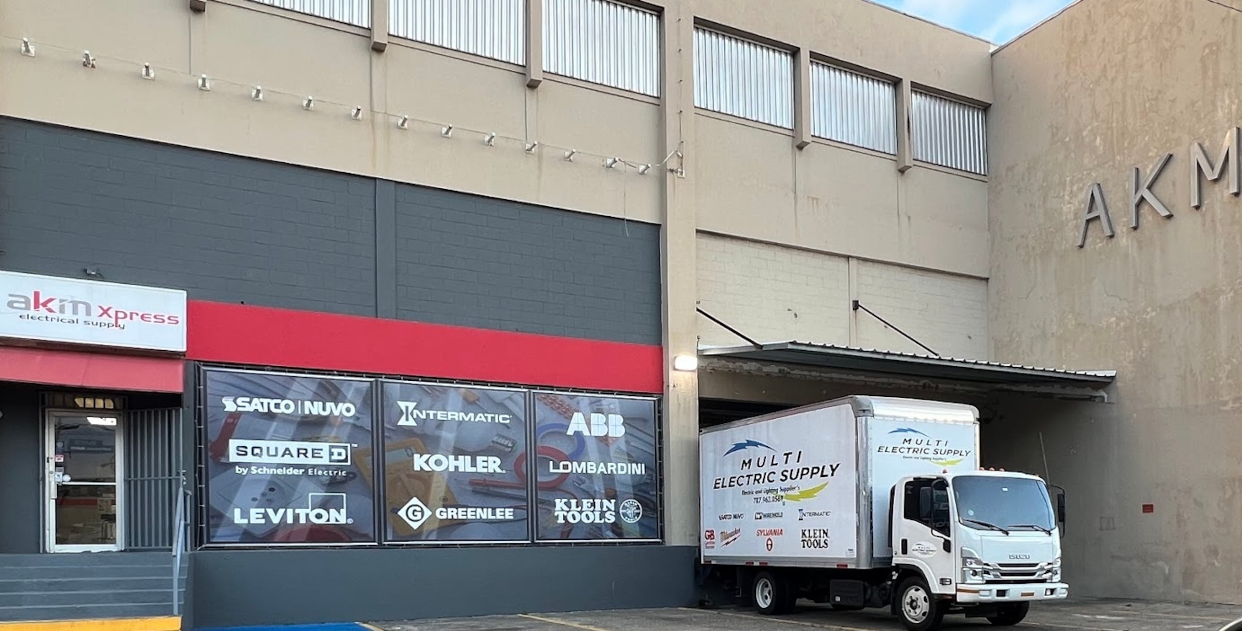 La empresa fabrica y distribuye sistemas eléctricos, generadores y soluciones de manejo de energía.