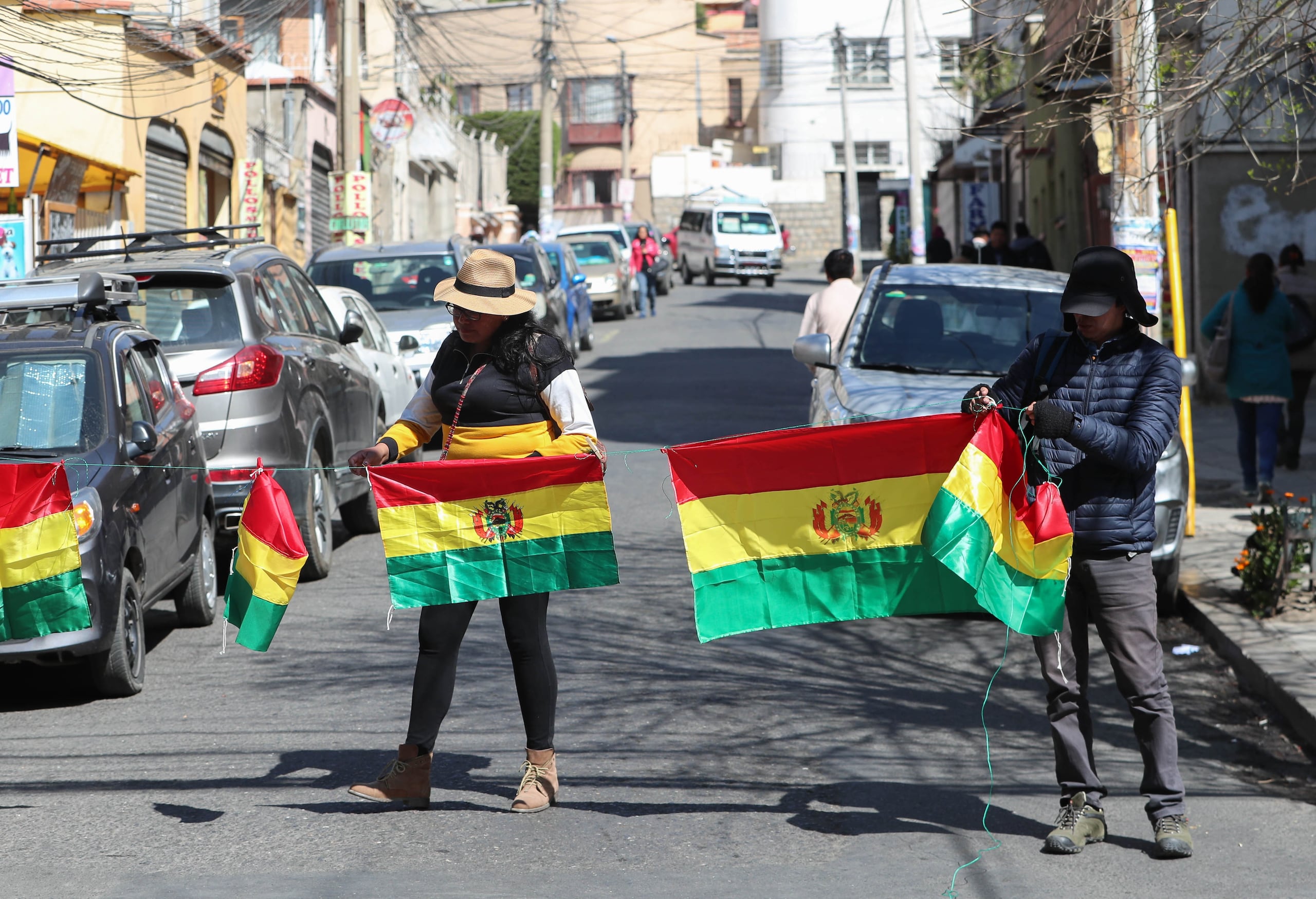 El centro de Bolivia permanece bloqueado este miércoles por tercer día consecutivo por la protesta de seguidores de Morales que exigen que se retire la investigación en su contra, que consideran como una persecución política.