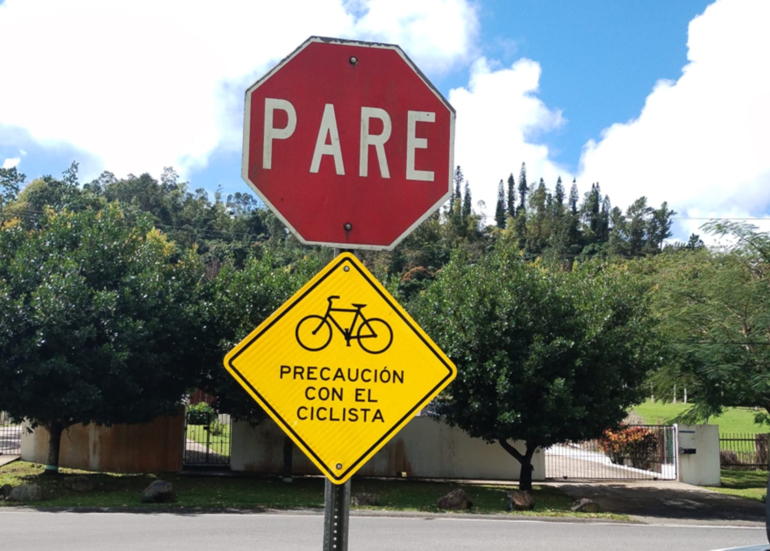 Ejemplo de uno de los letreros que se coloca en las vías del municipio de Cayey para alertar de la posibilidad de la presencia de ciclistas.